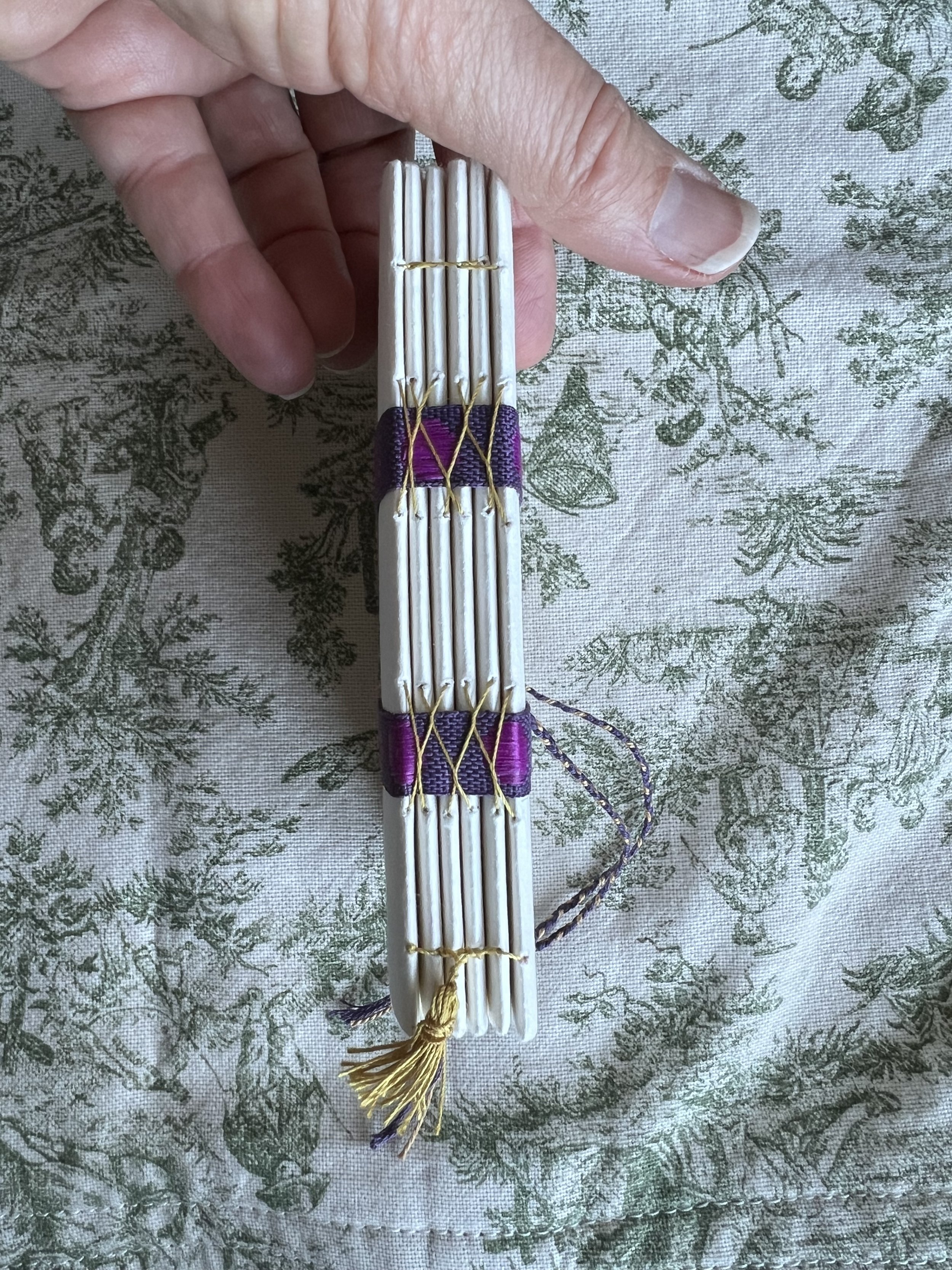 Purple dot med binding.jpeg
