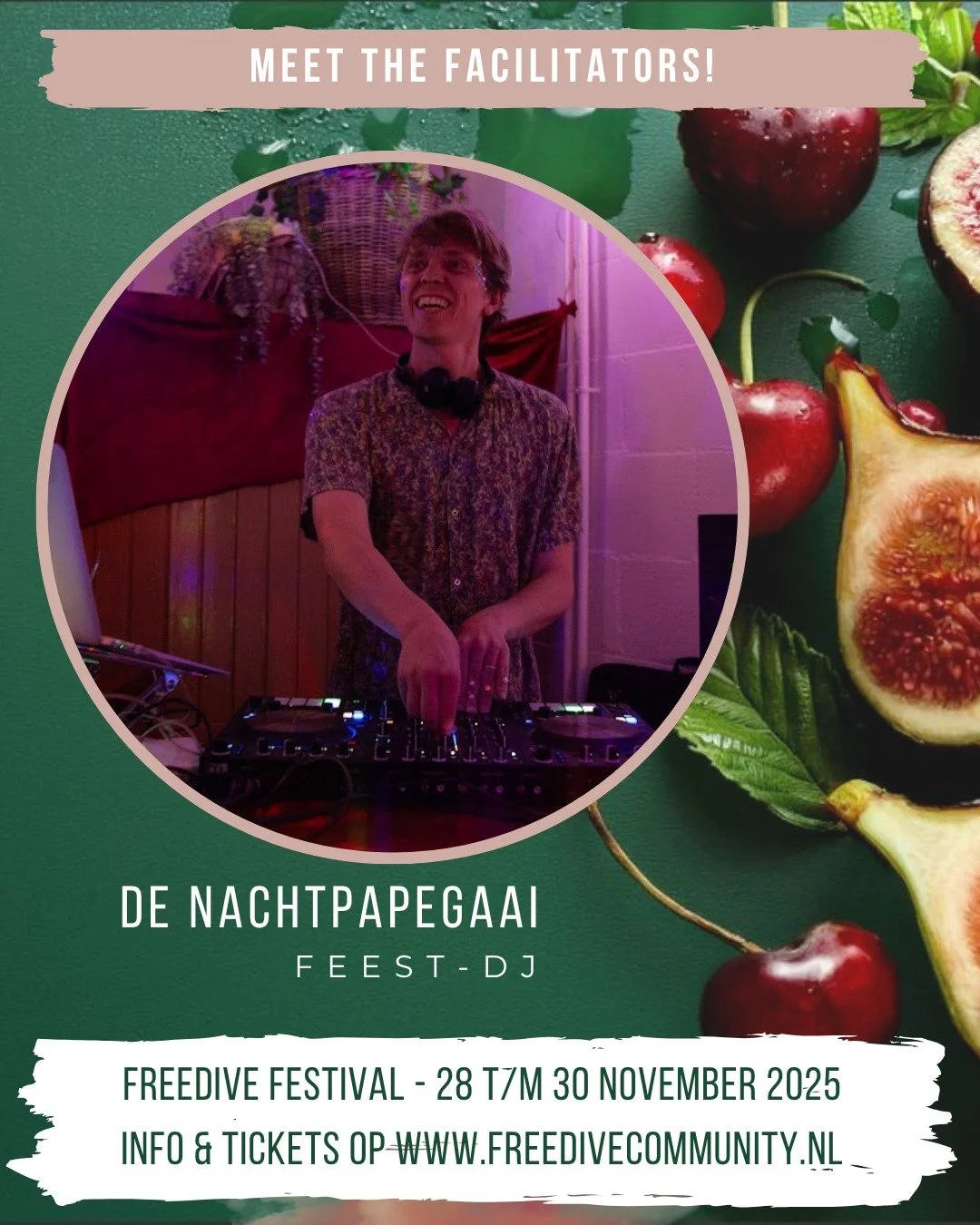 Freedive Festival friday! De laatste facilitator is in zicht: De Nachtpapegaai! 
De Nachtpapegaai is kleur in het donker. Deze zeldzame vogel/dj verzorgt door het hele land met veel liefde Ecstatic Dance, maar ken je hem ook als feest-DJ? René