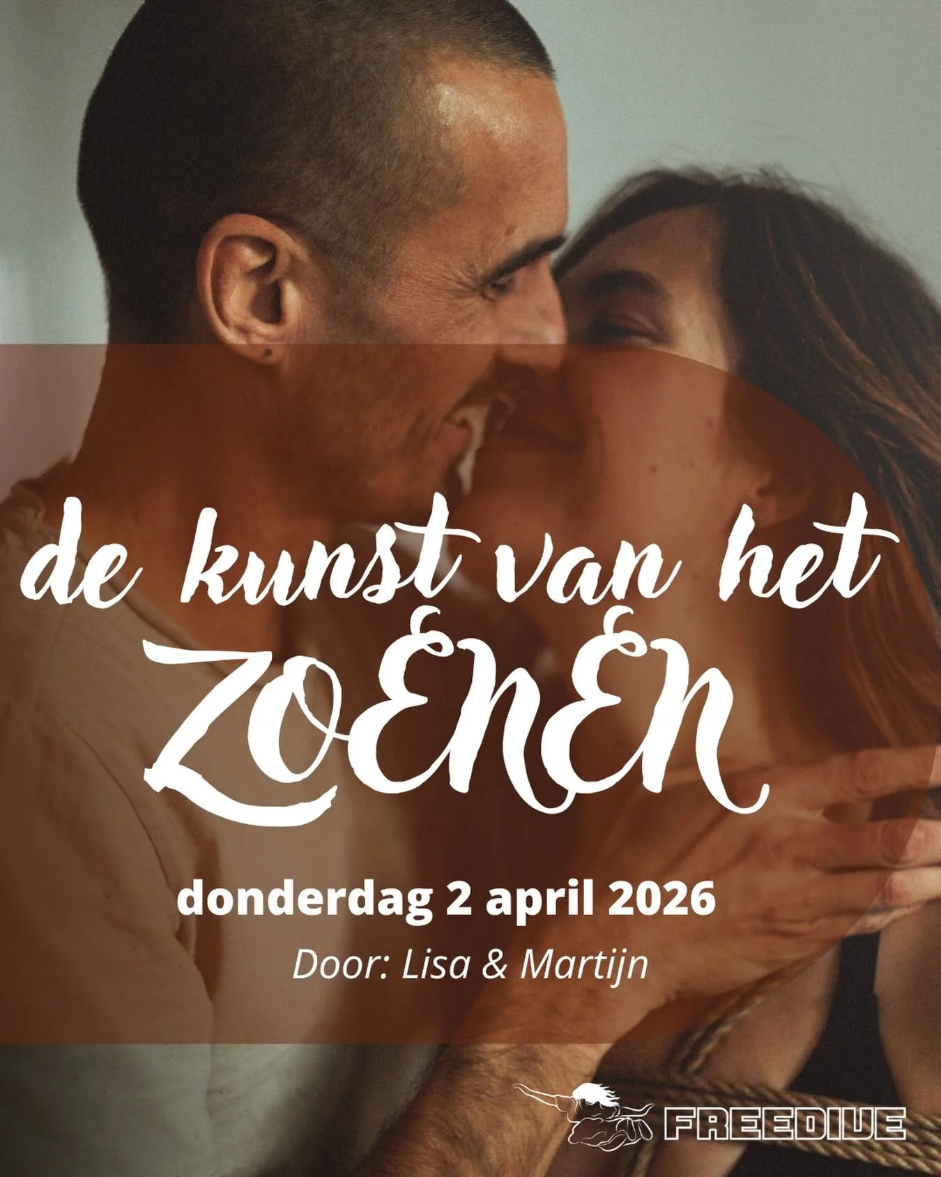 Zoenen! Dat kan echt zoooo lekker en leuk zijn! Toch? Toch?? 

Of kan het beter, lekkerder, fijner, afgestemder, spannender, anders? Wij denken dat dat kan. Of niet, maar dan heb je in ieder geval een lekkere avond samen met elkaar gezoend. ;-)

Op d