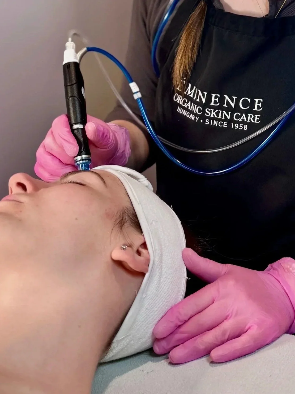 Hydrafacial vs Custom Facial: Which Treatment Is Right for You?