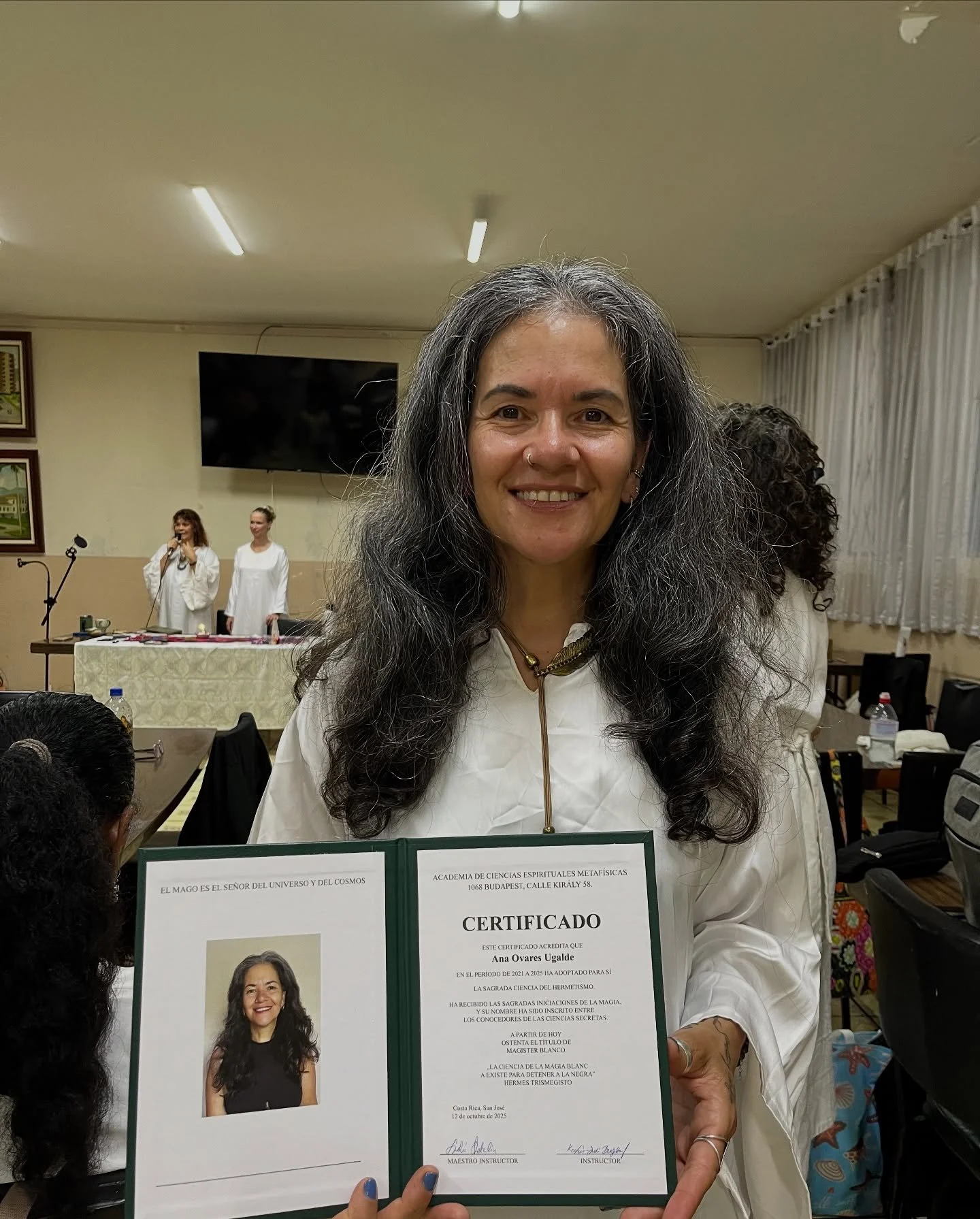 Con gratitud y humildad, recibo este t&iacute;tulo&hellip;
Un camino de doce a&ntilde;os de ense&ntilde;anzas, pr&aacute;cticas y revelaciones.
De silencios, de escucha, de fuego interior.
Hoy honro la magia blanca, la que nace del amor,
la que trans