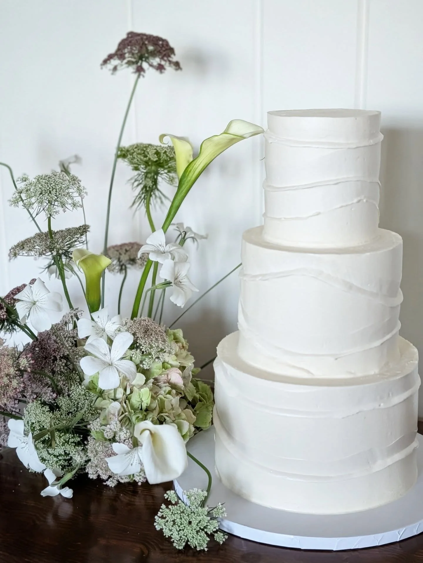 Another scrumptious cake by @madebysarahcakes flowered by me. 

Planning &amp; Design @solauweddings 
Florist @violagreyflowers
Venue @jaynescottages 
Cake @madebysarahcakes