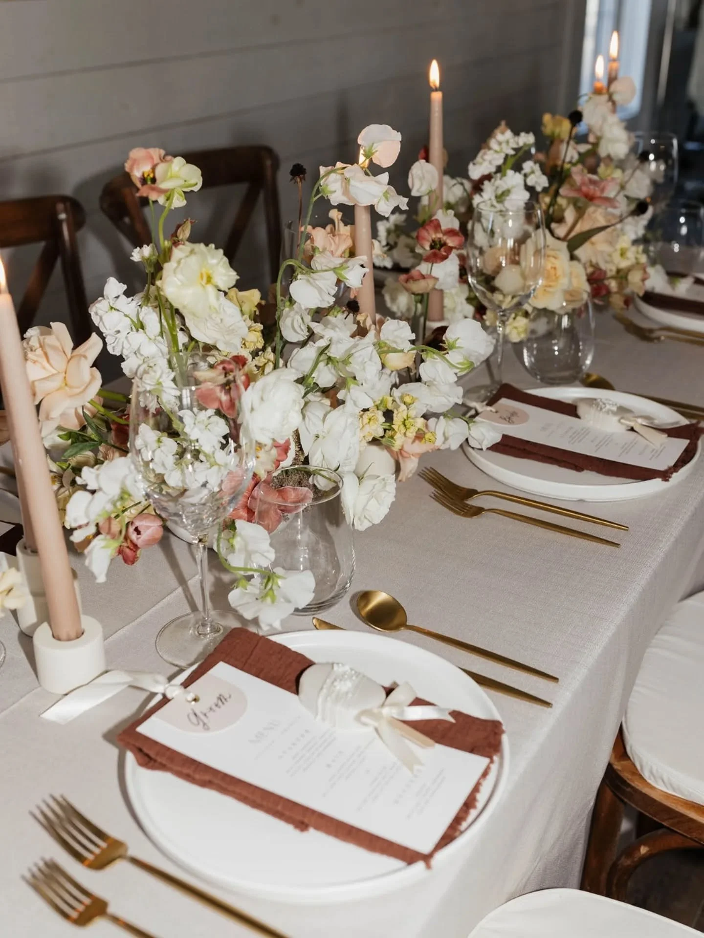 Your wedding flowers should frame the moments that matter most and offer an invitation to be fully immersed in the present moment 🤍

Planning @solauweddings @wedwellsimcoemuskoka
Venue @upcountryvenues
Photography @sarahstevensonphoto 
Cake @madebys