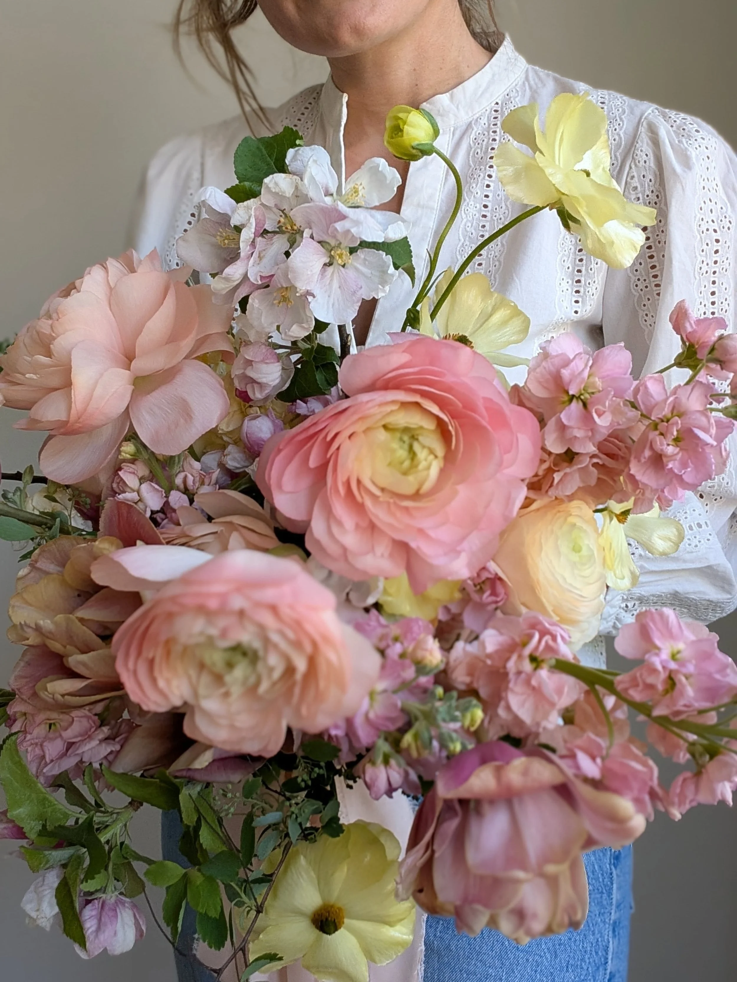 A true celebration of seasonal May flowers.

This lush, garden style bouquet and glowing peachy palette is bringing alllll the romance to your spring wedding ✨

&bull;
&bull;
&bull;

#muskokawedding #muskokabride #muskokaweddingflorist
#barrieflorist