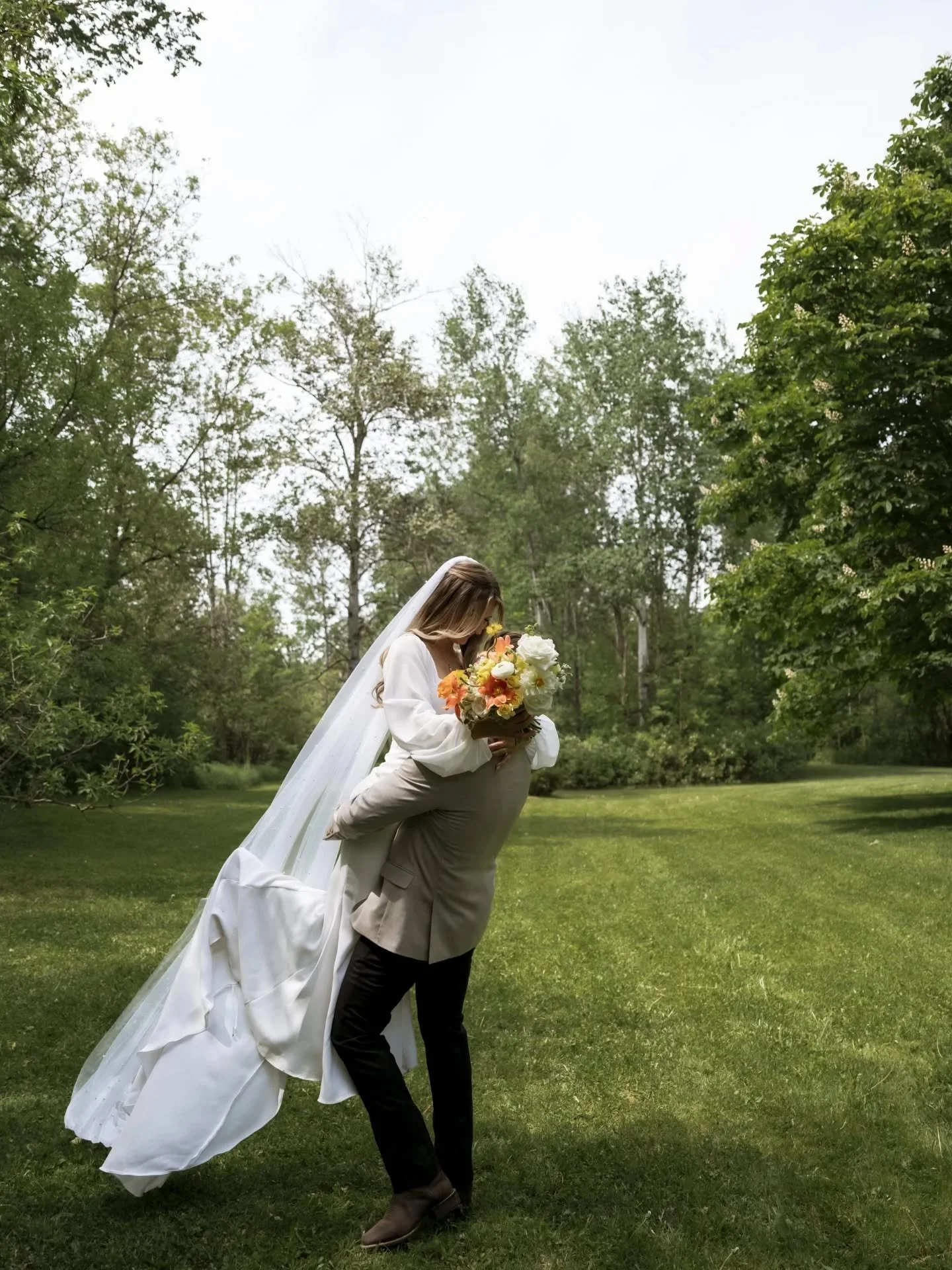 Happy 3rd Anniversary to my beautiful sister and her hubby! 

This was also my very first "Viola Grey" wedding, where I was also a bridesmaid! Can you spot me in the mix? 

Photographer @sophiatubmanphotography 
Flowers @violagreyflowers
Ha