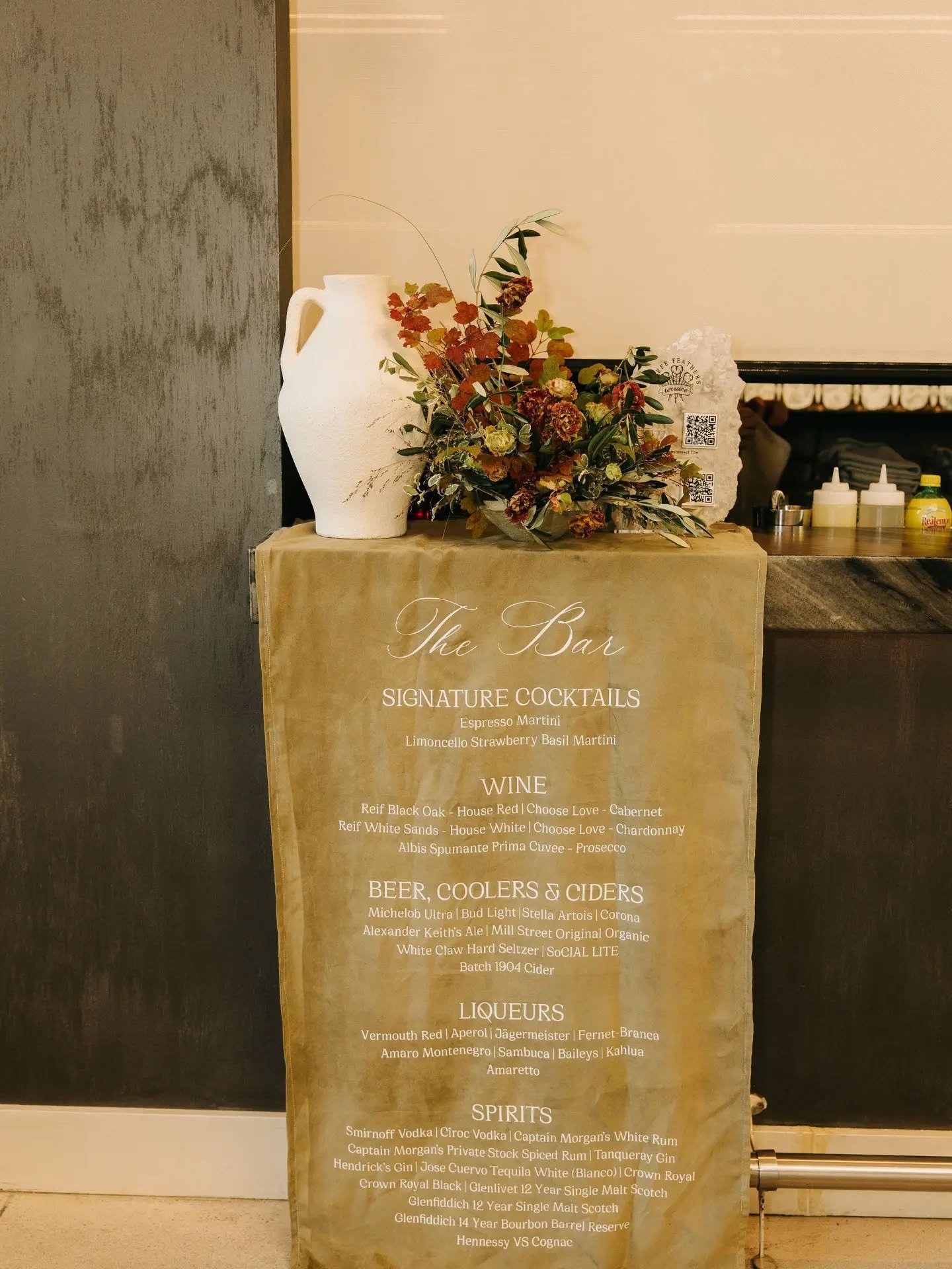 Cocktail hour at @threefeathersterrace.

So much of this wedding was planned with hospitality in mind. The couple really wanted their guests to feel comfortable, cared for, and welcomed throughout the day.

Including flowers at busy touch points &mda
