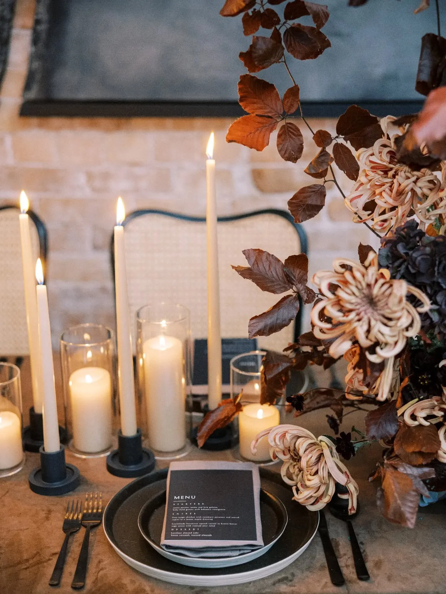 The kind of atmosphere that makes you want to linger a little longer.

Save for moody, autumn florals inspo.

Workshop Host + Design: @foreverwildfield
Venue: @cruickstonpark
Photographer: @emily_michelson
Rentals: @simplybeautifuldecor