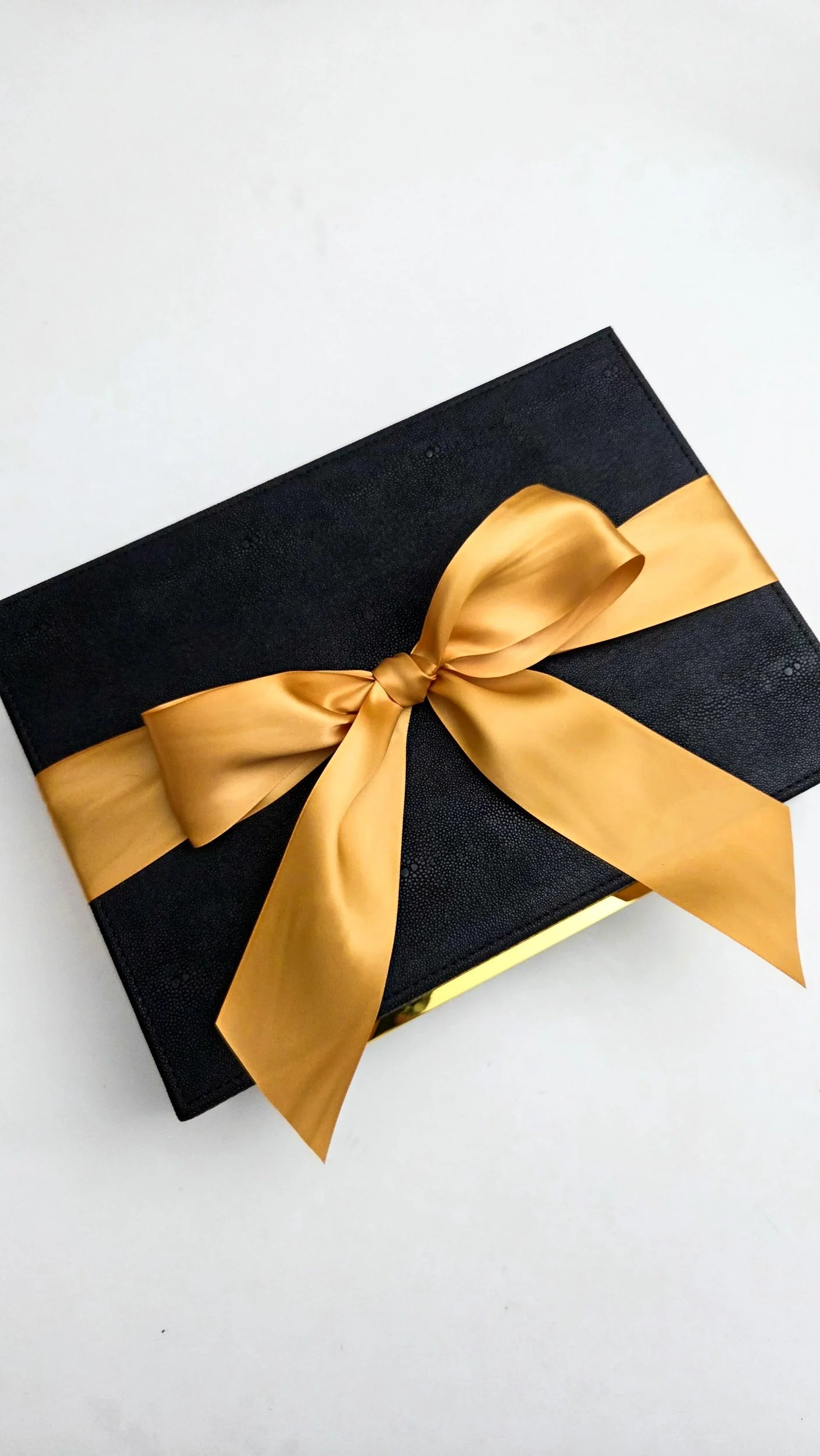 A Thoughtful Christmas Gift Guide for Clients, Coworkers, and Loved Ones