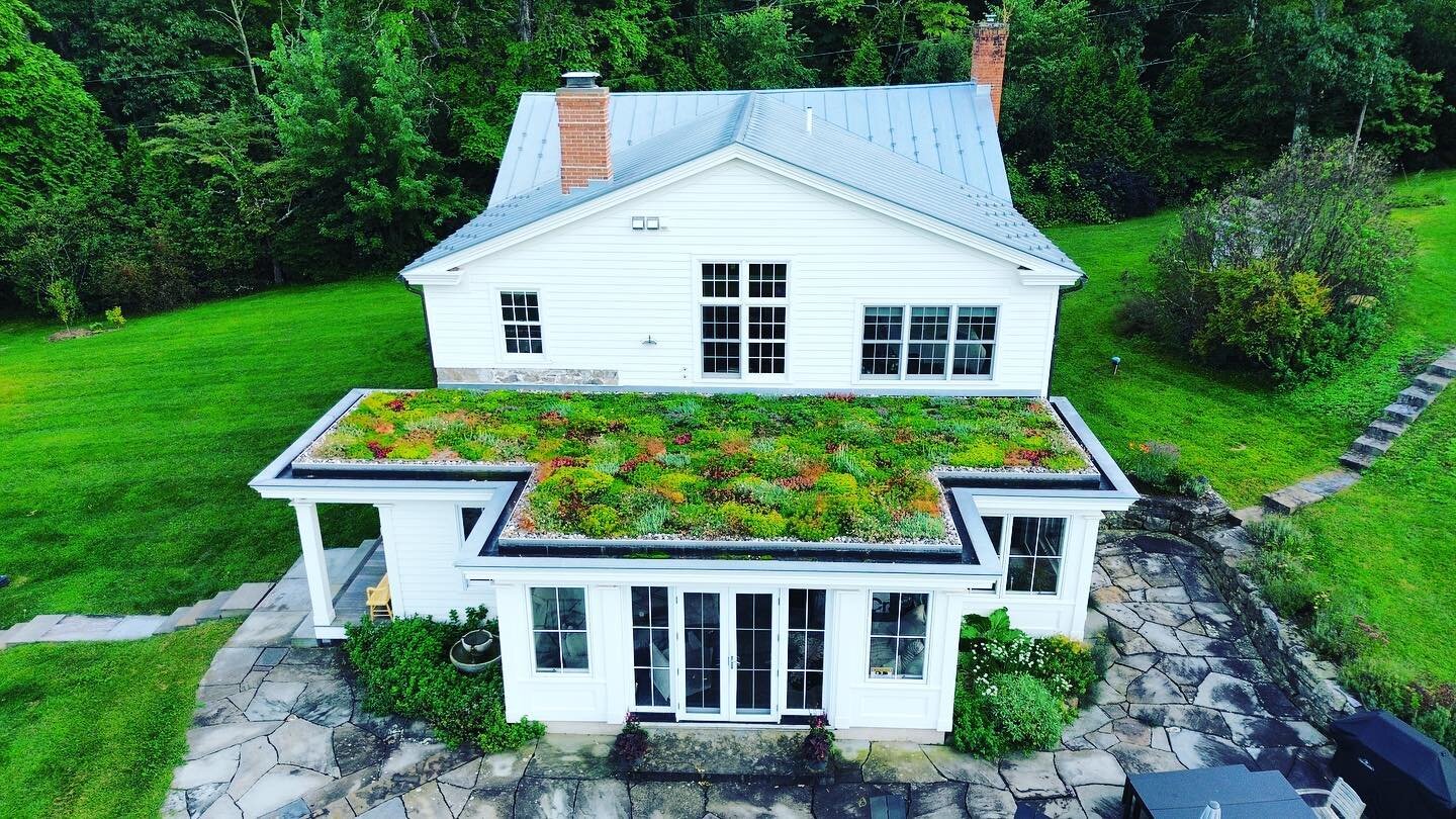 Same roof, different week. Hints of fall colors getting started.

#livingroofs #greenroof #greenarchitecture #upstatehouse #innovation #gardenonroof #sedum #bringyourrooftolife#architectmm #hudsondesignarchitecture #langarchitecture #dtcarchitects #b