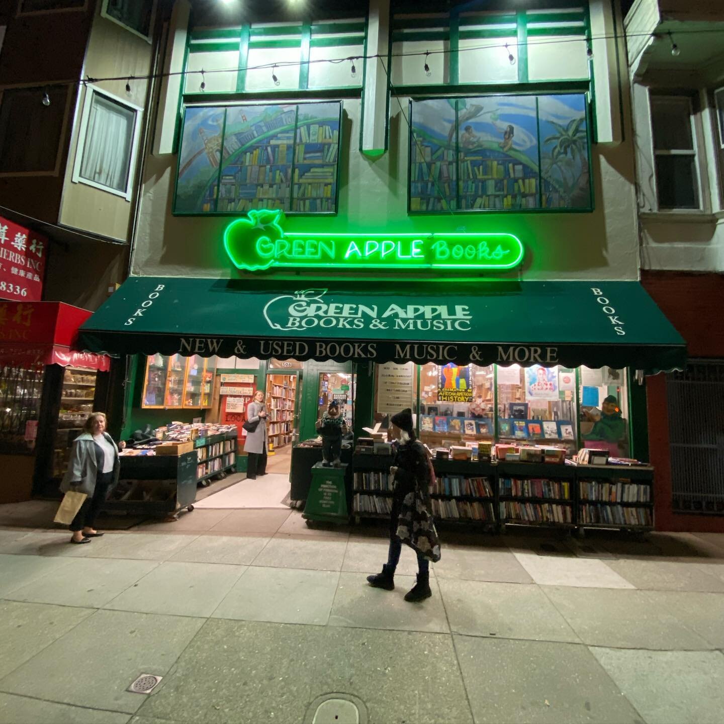 The third stop on our Clement Street boogie was the legendary @greenapplebooks, which truly is the most incredible world of books and media, toys, games, and so much more. Thank you so much for hosting us! #greenapplebooks#smallbusinessboogie#smallbu