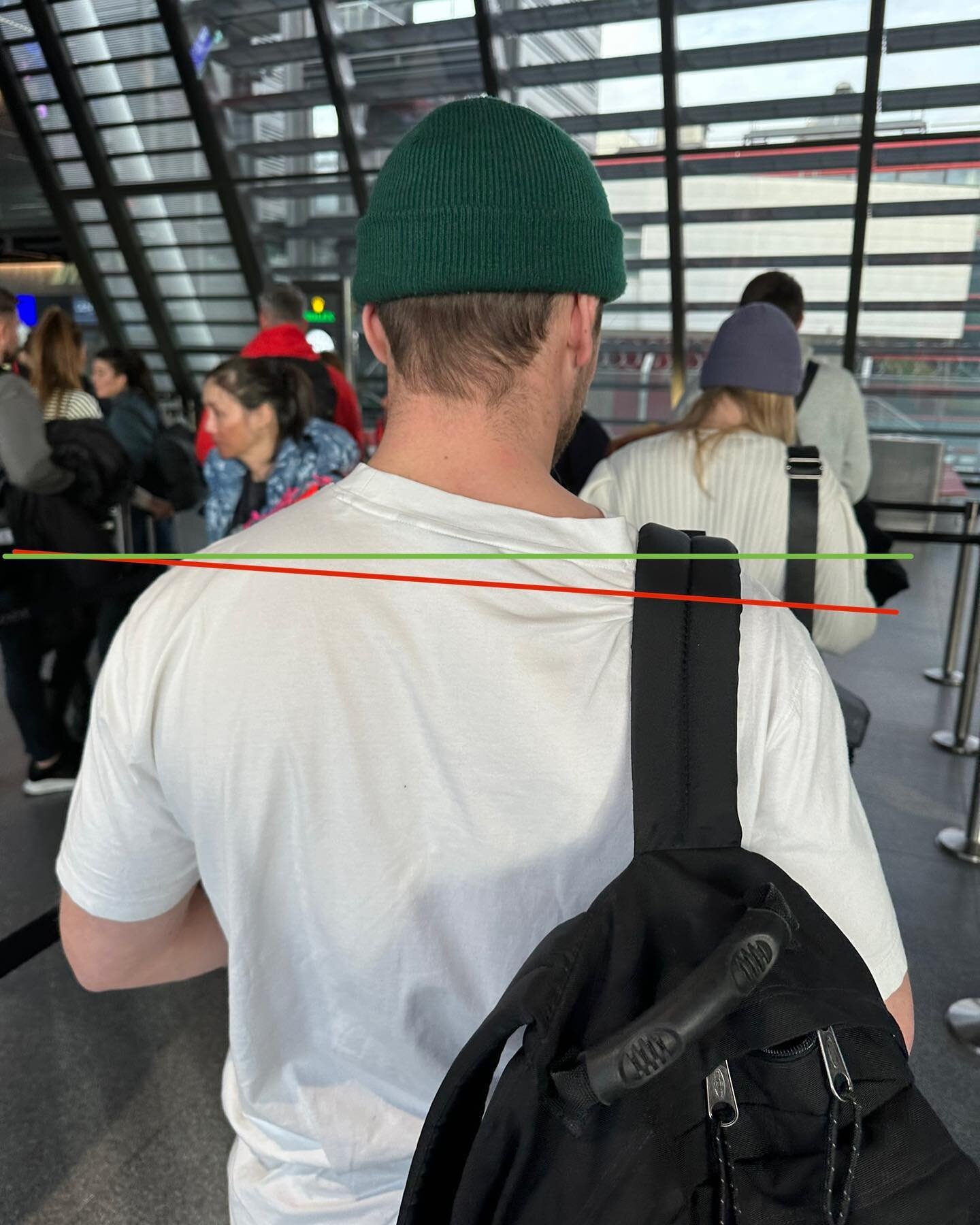 TRAVEL TIPS ✈️ 🌍 

-On a recent flight home I was queuing to board the plane when I noticed how my friend was wearing his backpack 🚨 

-I see this improper use of the backpack so often and the advice would be simple, to use both straps, to allow fo