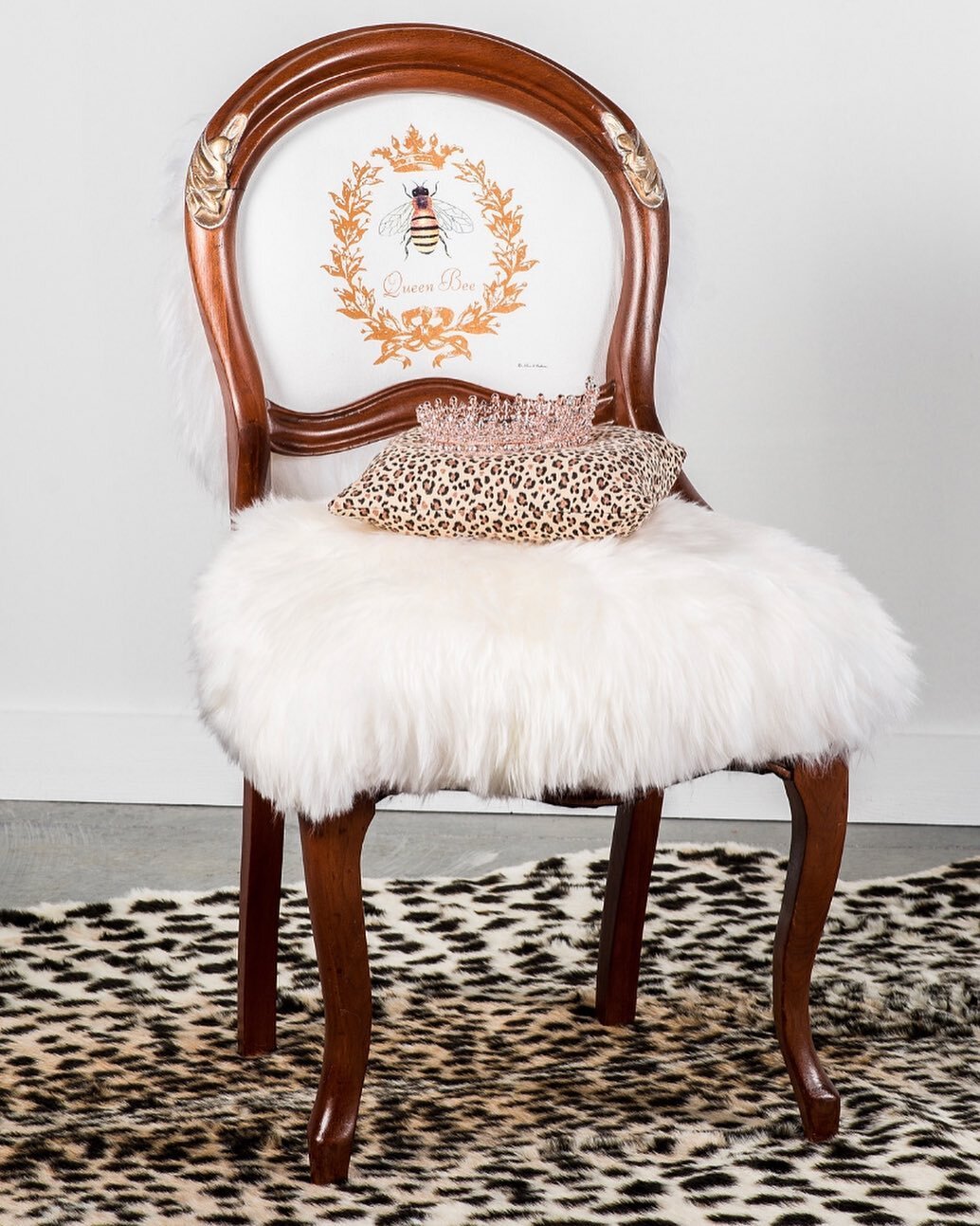 Who&rsquo;s the Queen Bee in Your family? This cute Queenie chair comes complete with a crown and pillow.  Give your sweetheart something she will love forever! 2 Available at Marquee Asheville ❤️❤️❤️#queenbee, #valentinegifts, #chairs,  #crown, #mar