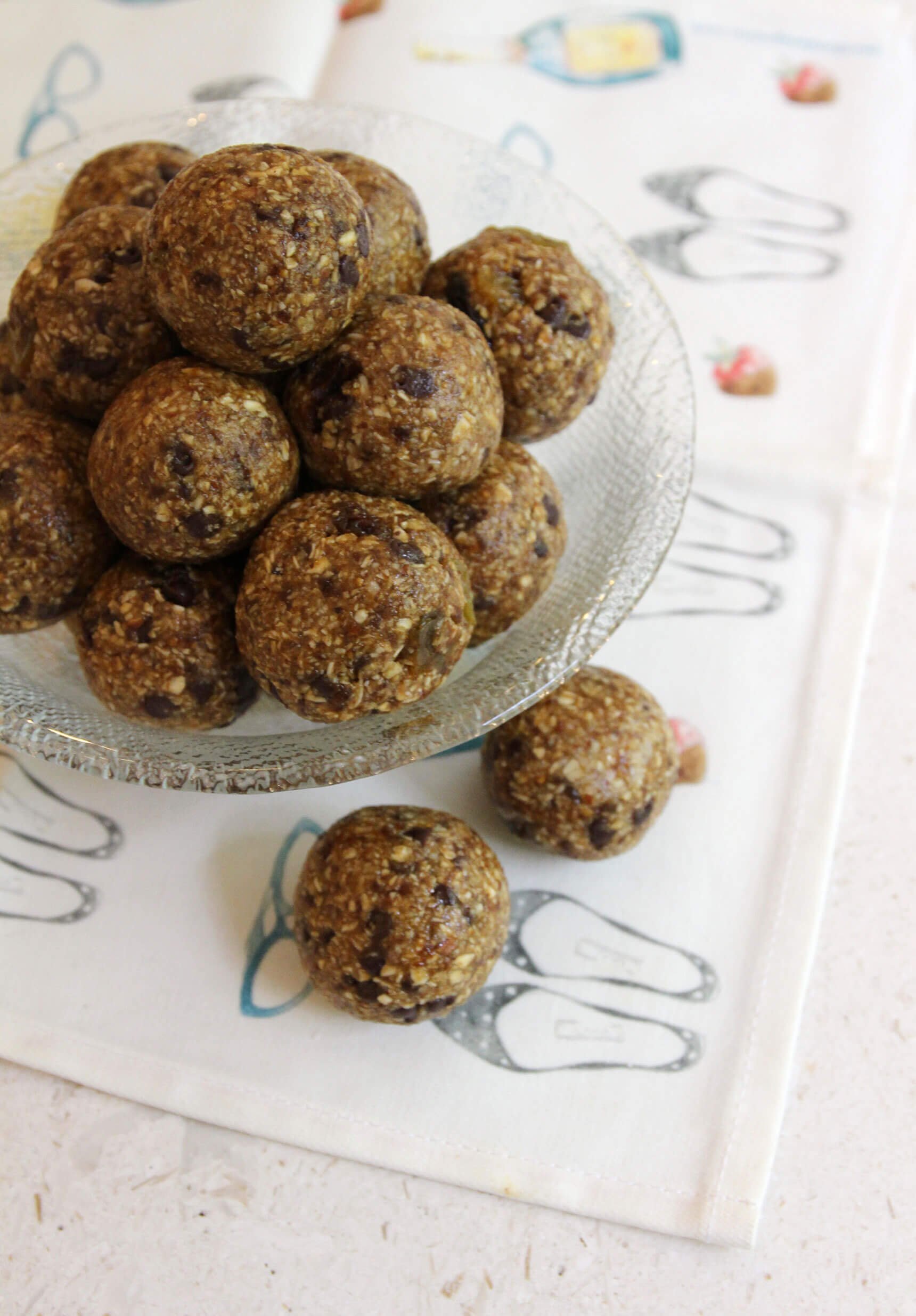 PUMPKIN SPICE CHOCOLATE CHIP ENERGY BALLS