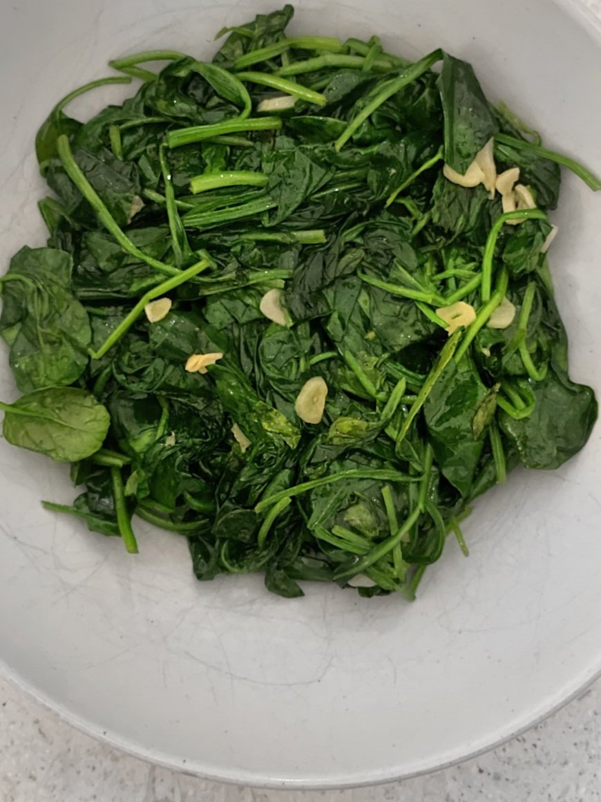 SIMPLE GARLIC AND SPINACH SIDE DISH