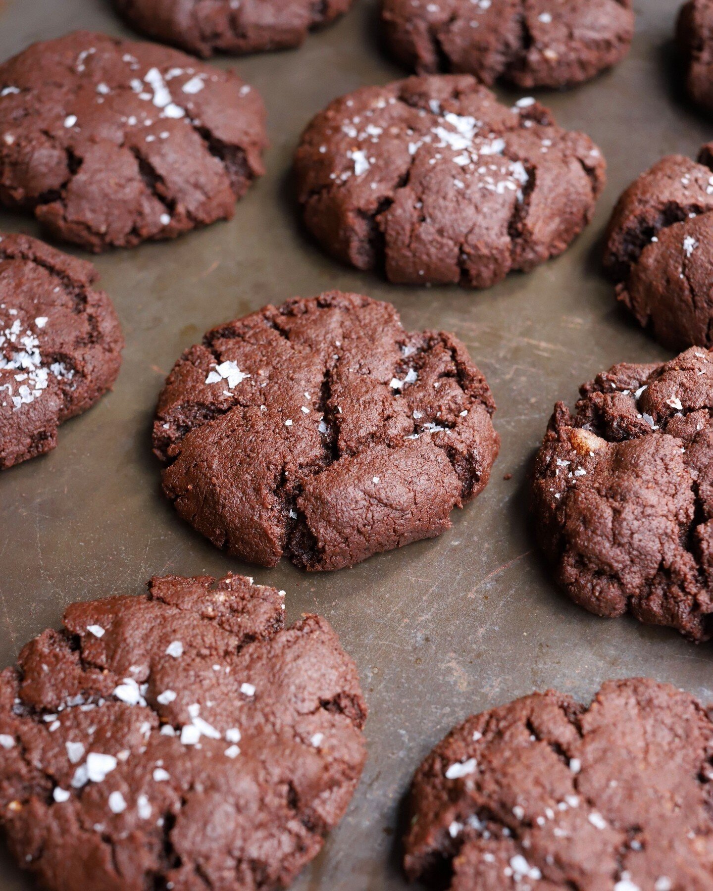 Weekend baking &hellip; Chai Brownie Cookies. I made these with the intent of sharing them with awesome people in my life and they have been the biggest hit! It&rsquo;s such a simple recipe. I can&rsquo;t wait to make them again! 🍪🖤

Happy baking!
