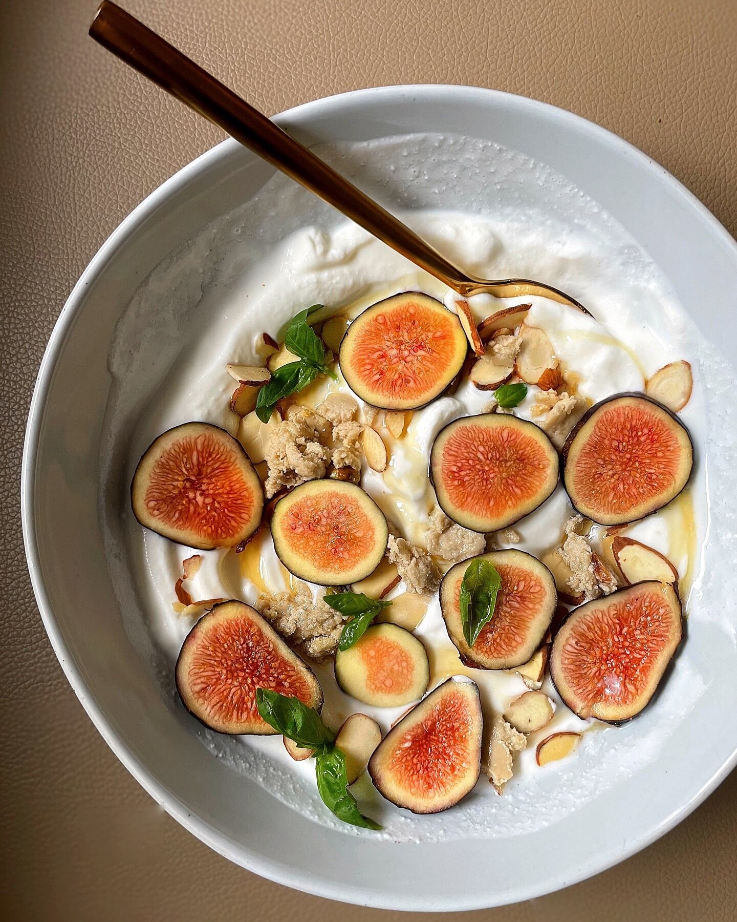 A quick love affair with today&rsquo;s breakfast. I stopped and paused and enjoyed this moment. I FIGured you may too! 

Today&rsquo;s Yogurt Bowl
Low Fat Greek Yogurt
Clover Honey
Almond Slices
Halva
Figs

#CoffeeAndChampagneKitchen