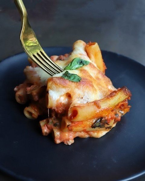 I'm not EGGagerating, this Eggplant Baked Ziti is insane! It's a vegetarian dream come true. It's like baked ziti and eggplant parmesan had a secret love child. Us non-vegetarians couldn't stop eating it.

Link in bio and below for bookmarking.

http