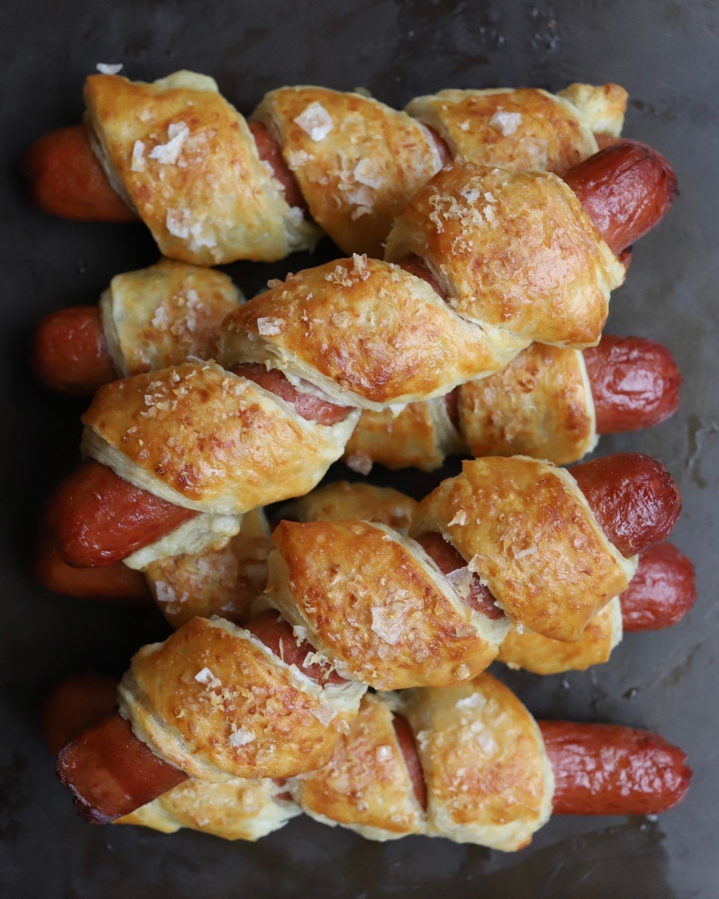 Hot diggity dawg!!! Brilliant idea. Double team it. Use your grill and oven to make this weekend epic! These puff pastry wrapped hot dogs get baked right in the oven leaving your grill wide open for burgers and corn.
⁠
🏈🌭 CLICK THE LINK IN MY BIO f