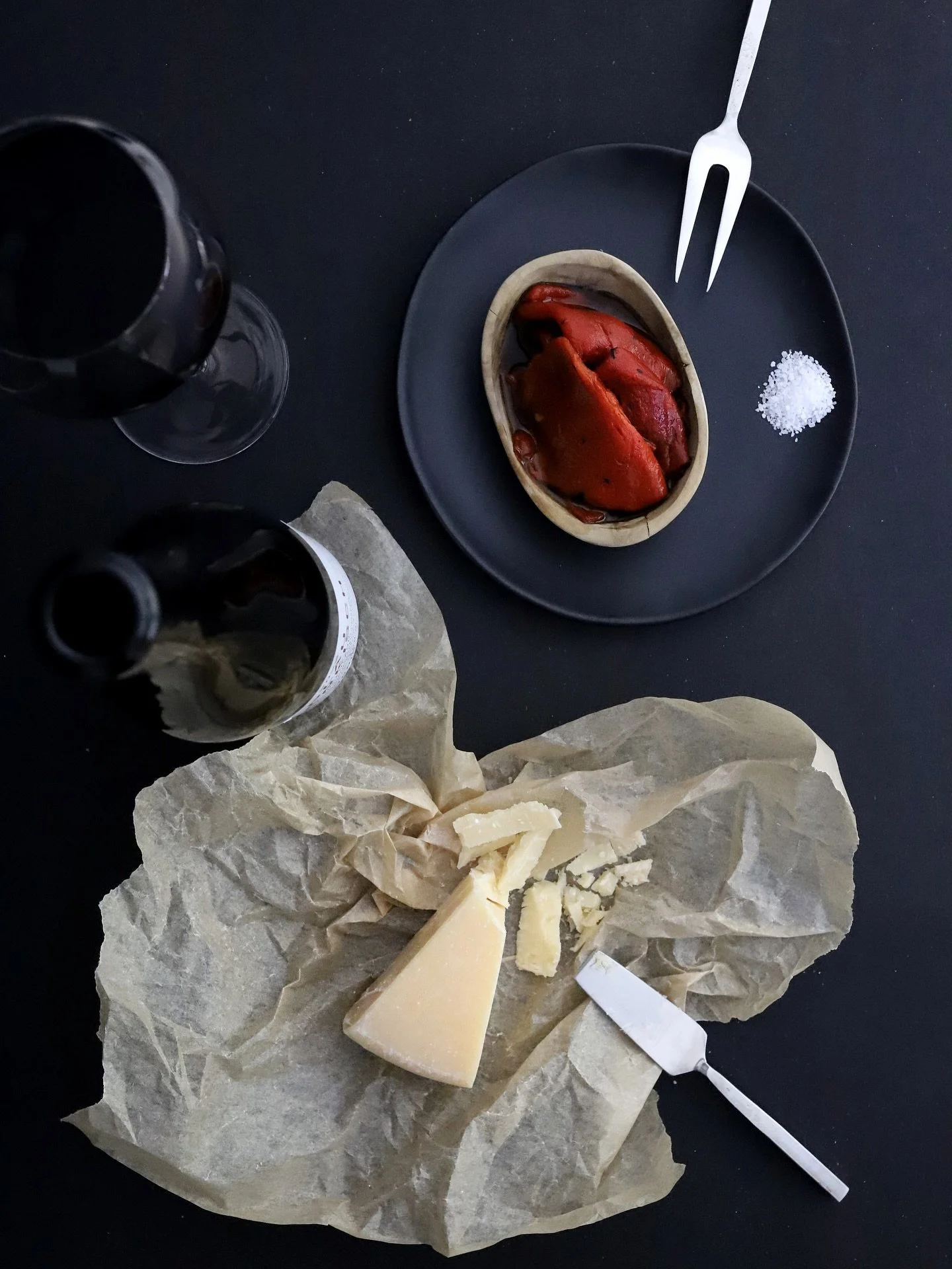SIP happens. 🍷🧀 So, WINE not go ahead and make POUR decisions?!

Cheers! Ha! Love a good pun &hellip; or three! I hope you&rsquo;re having a fabulous Wine Wednesday 🫶🏻

Photo taken from my moody photoshoot for my yummy article: HOW TO EAT &amp; D
