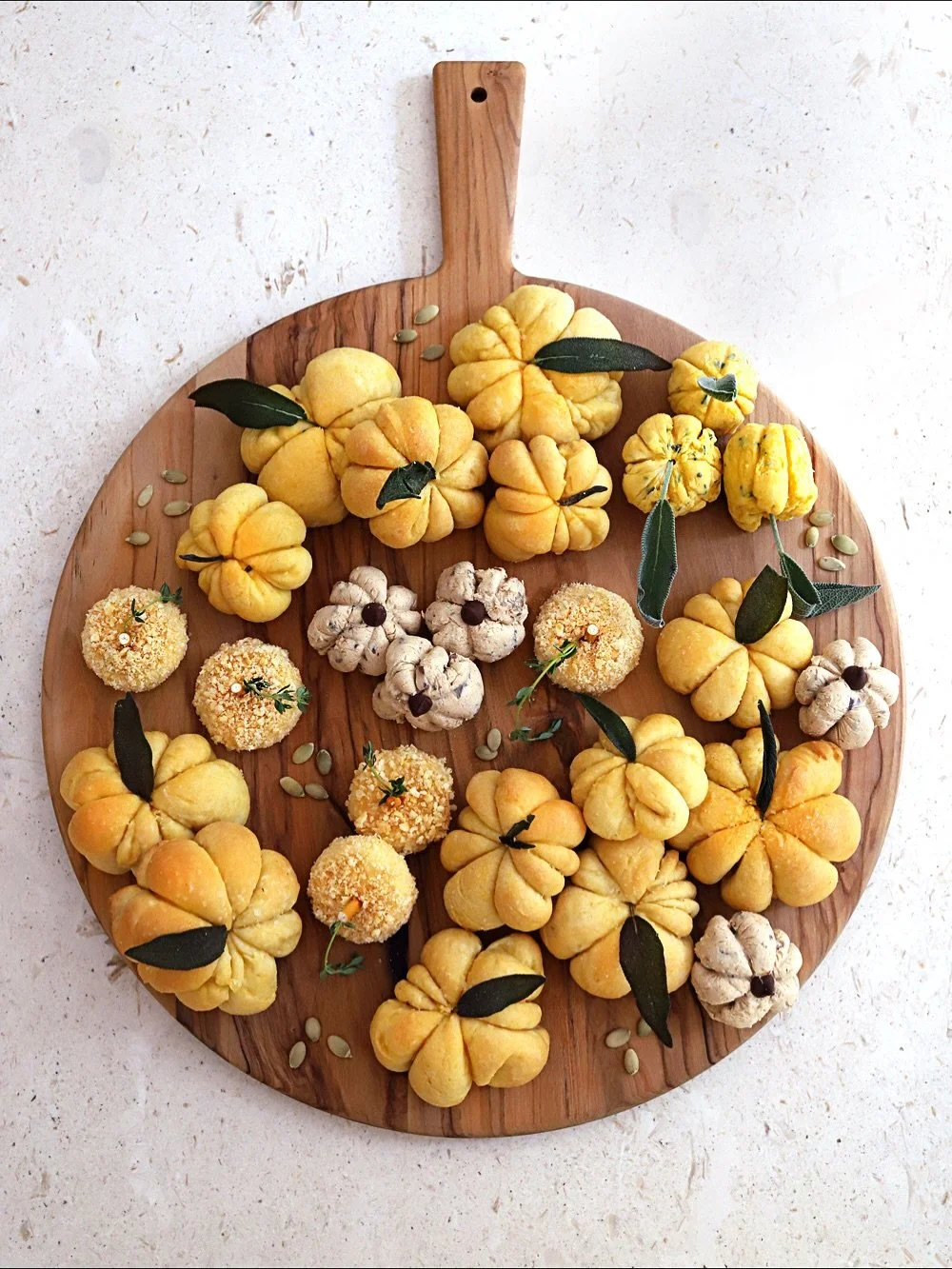 A patch made in heaven. 🎃🎃🎃

These are my favorite pumpkin-shaped bites on my site that are soooo perfect for #Halloween #Thanksgiving and really all fall gatherings! Each recipe is designed to make you and your guests smile before even taking a f