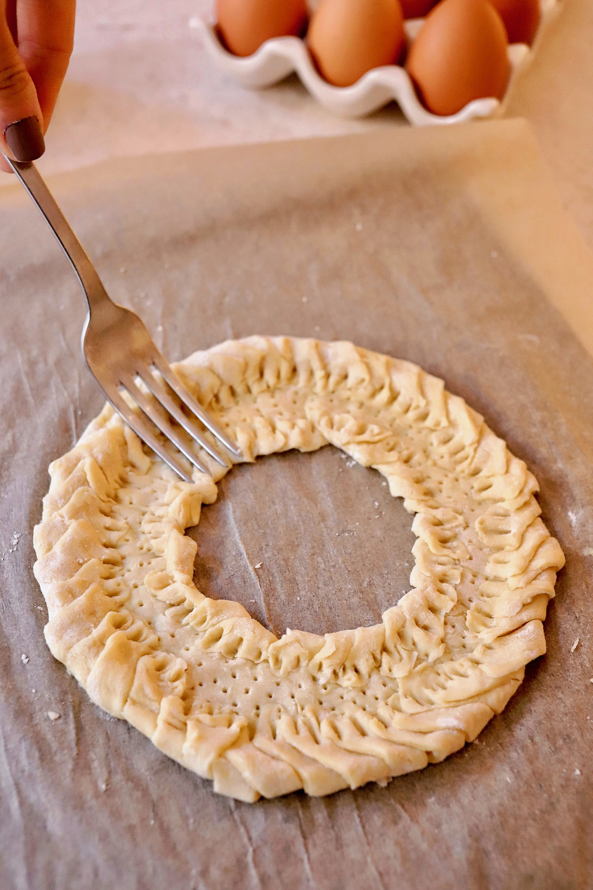WREATH-SHAPED PUFF PASTRY GALETTE WITH YOLK “ORNAMENTS”