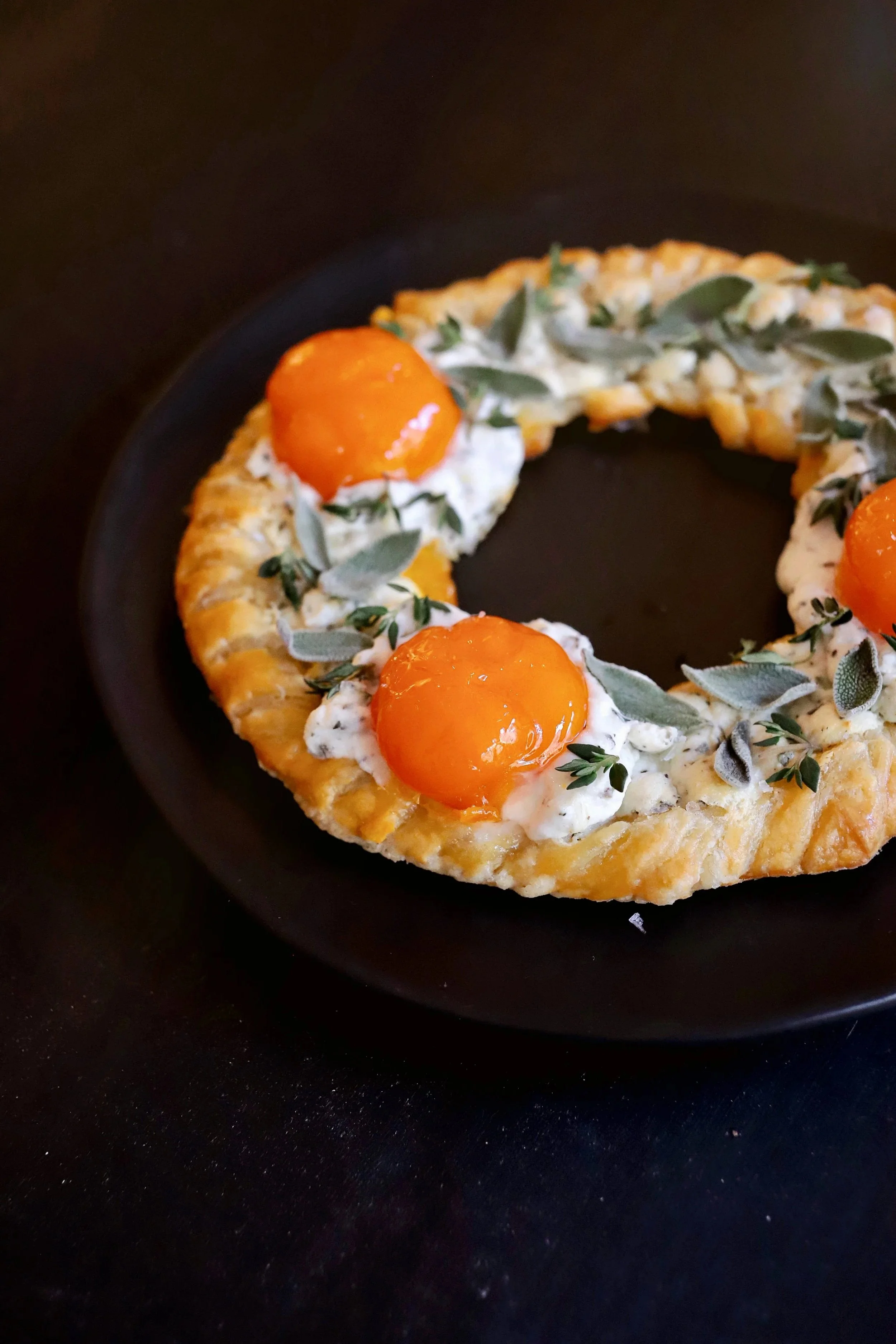WREATH-SHAPED PUFF PASTRY GALETTE WITH YOLK “ORNAMENTS”