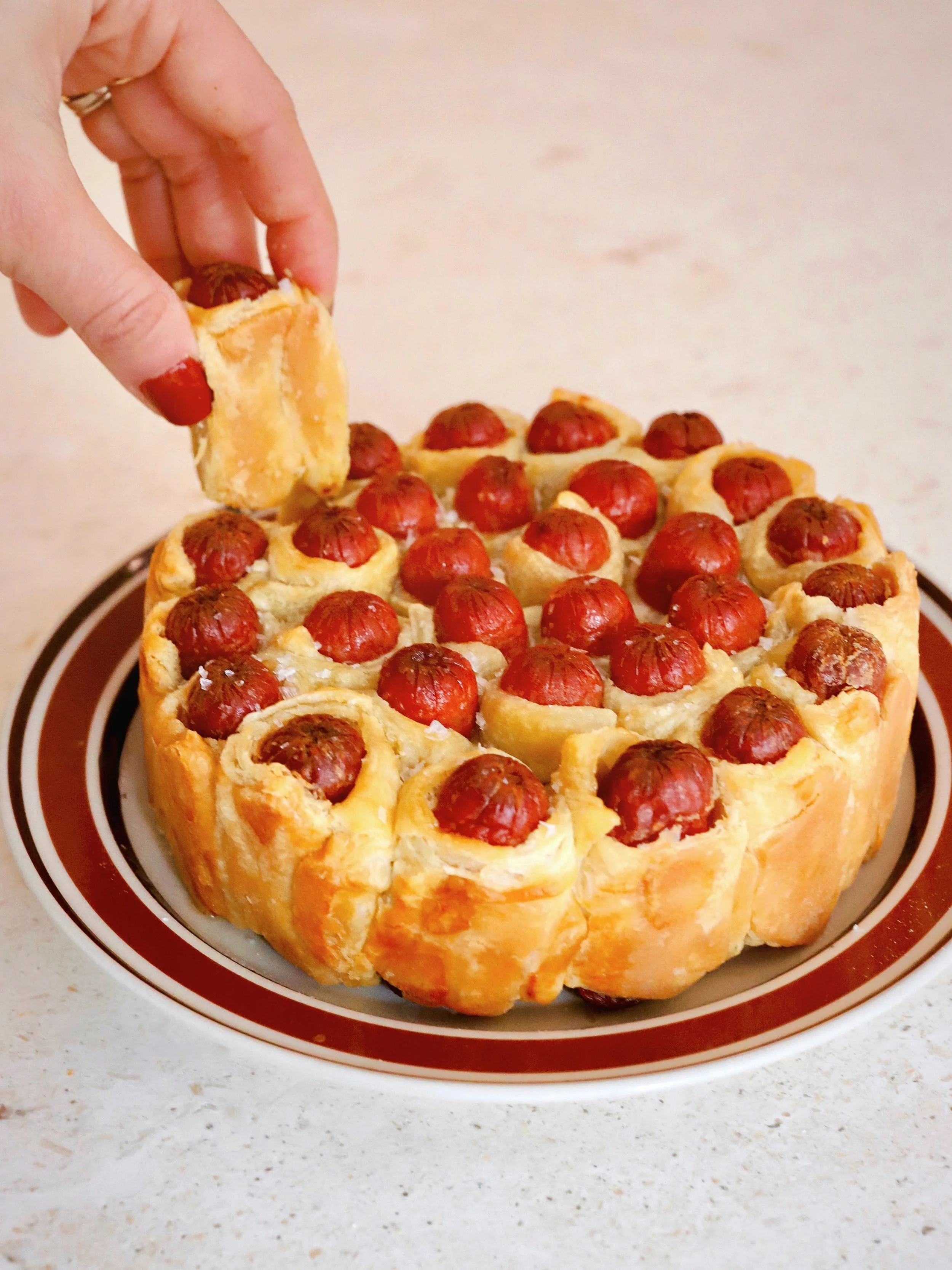 Rainy day Memorial Day mood: wrap me up and stay inside like these make in your oven and stay inside away from the soaking wet grill Pull-Apart Pigs In A Blanket. It&rsquo;s a vibe!

Get the full super easy recipe on the @coffeeandchampagne website.
