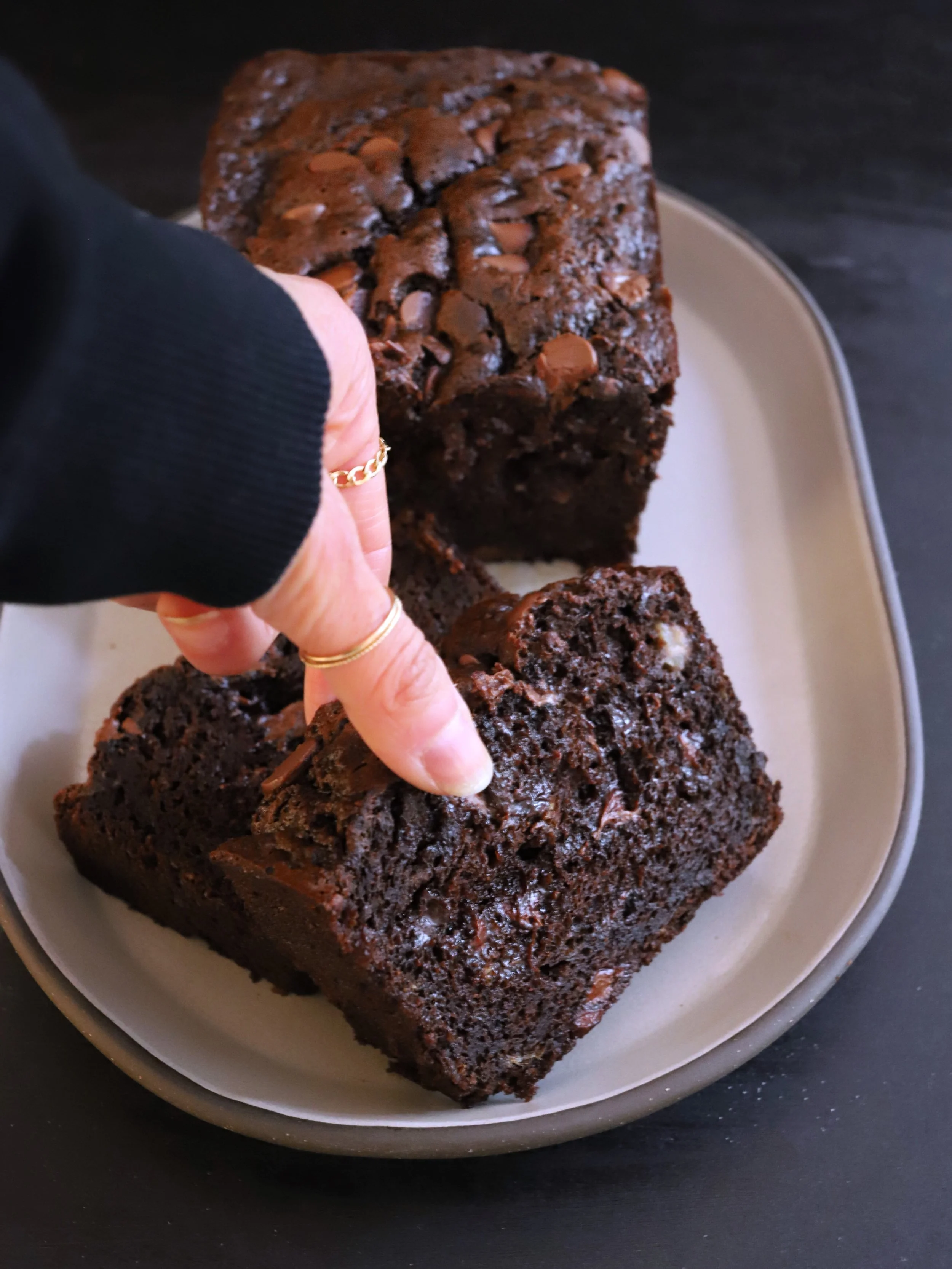 This Chocolate Chocolate Chip Banana Bread is on the @coffeeandchampagne website, BUT I DIDN&rsquo;T MAKE IT&hellip; swipe for proof.

#CoffeeAndChampagneKitchen #BananaBread #BananaBreadRecipe #ChocolateBananaBread #🍌🍞