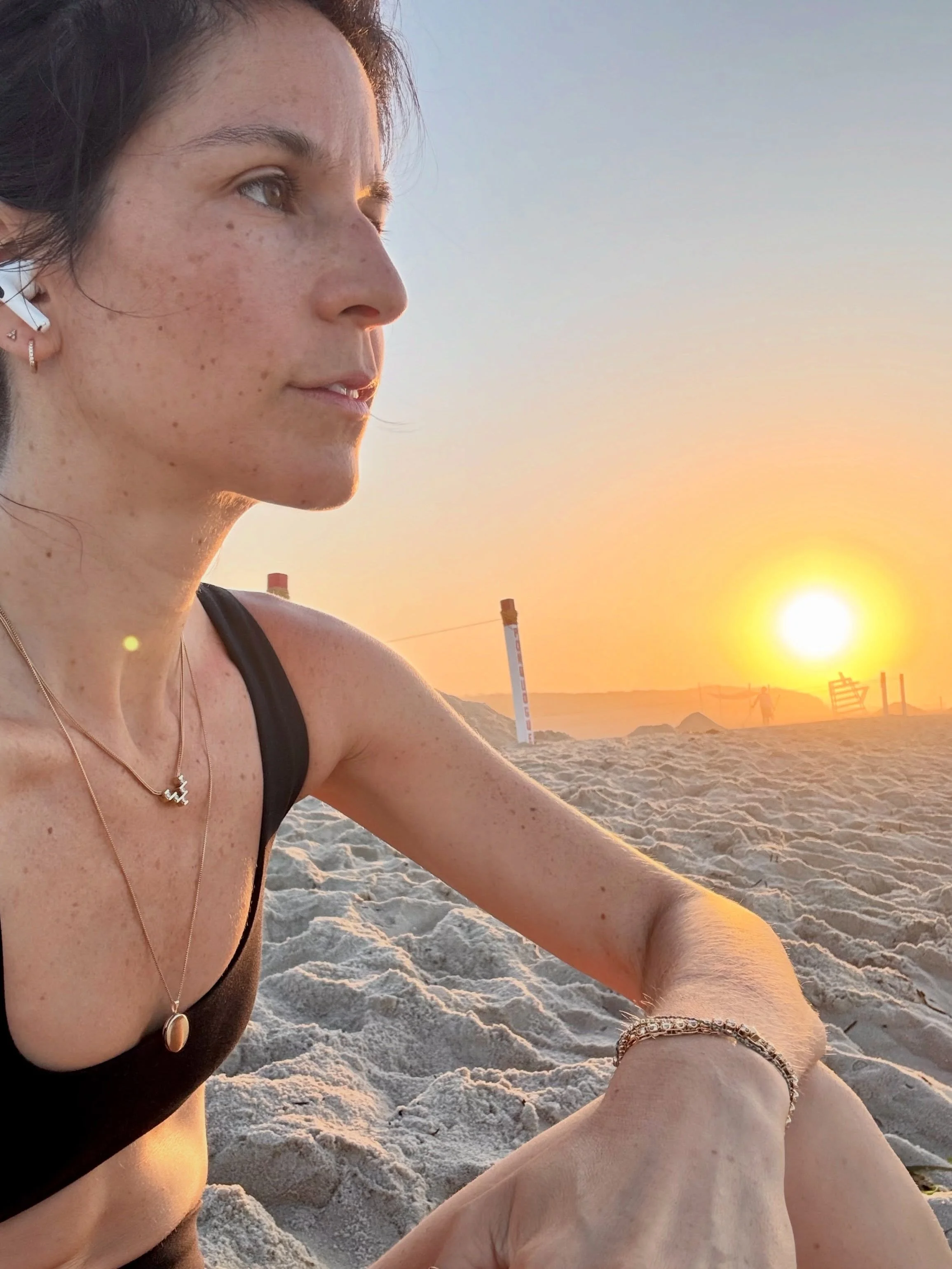 While I totally understand long walks on the beach at sunset, I&rsquo;m more of a long run to the beach at sunrise kind of girl. In writing that, I  feel like that explains a lot.😅

#Sunrise #sunrisebeach #running #hamptonslifestyle #thehamptons