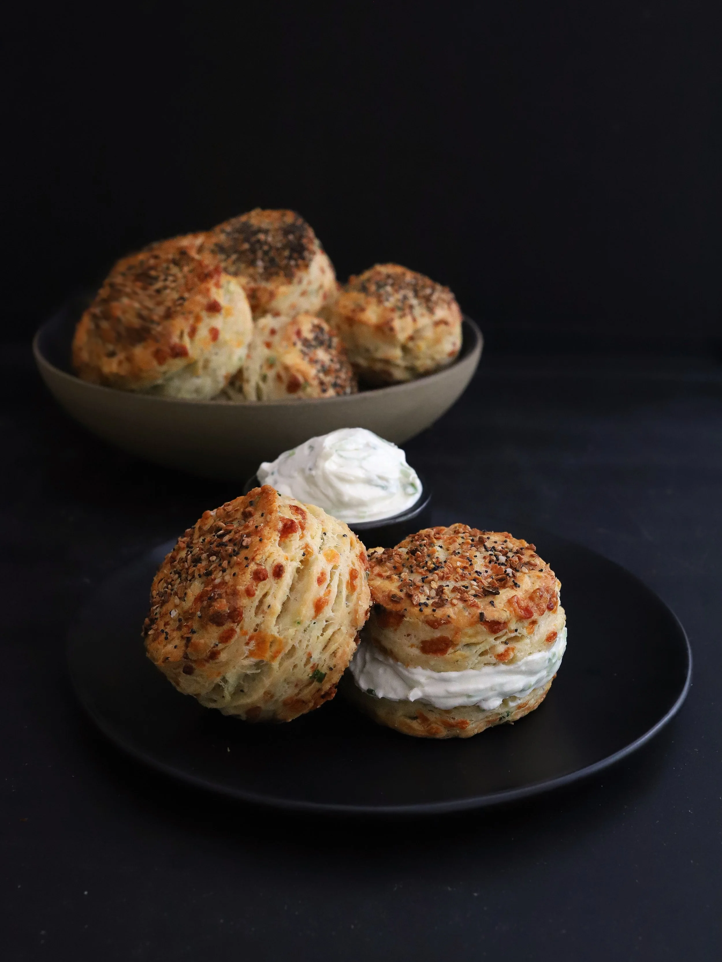 New number. Who bis(cut)?

Swipe for a beautifully brief step-by-step.

Mix together your dry ingredients including that Everything Seasoning you&rsquo;ve been trying to find new ways to use!

Flour: @bobsredmill 
Everything Seasoning: @zuckersbagels