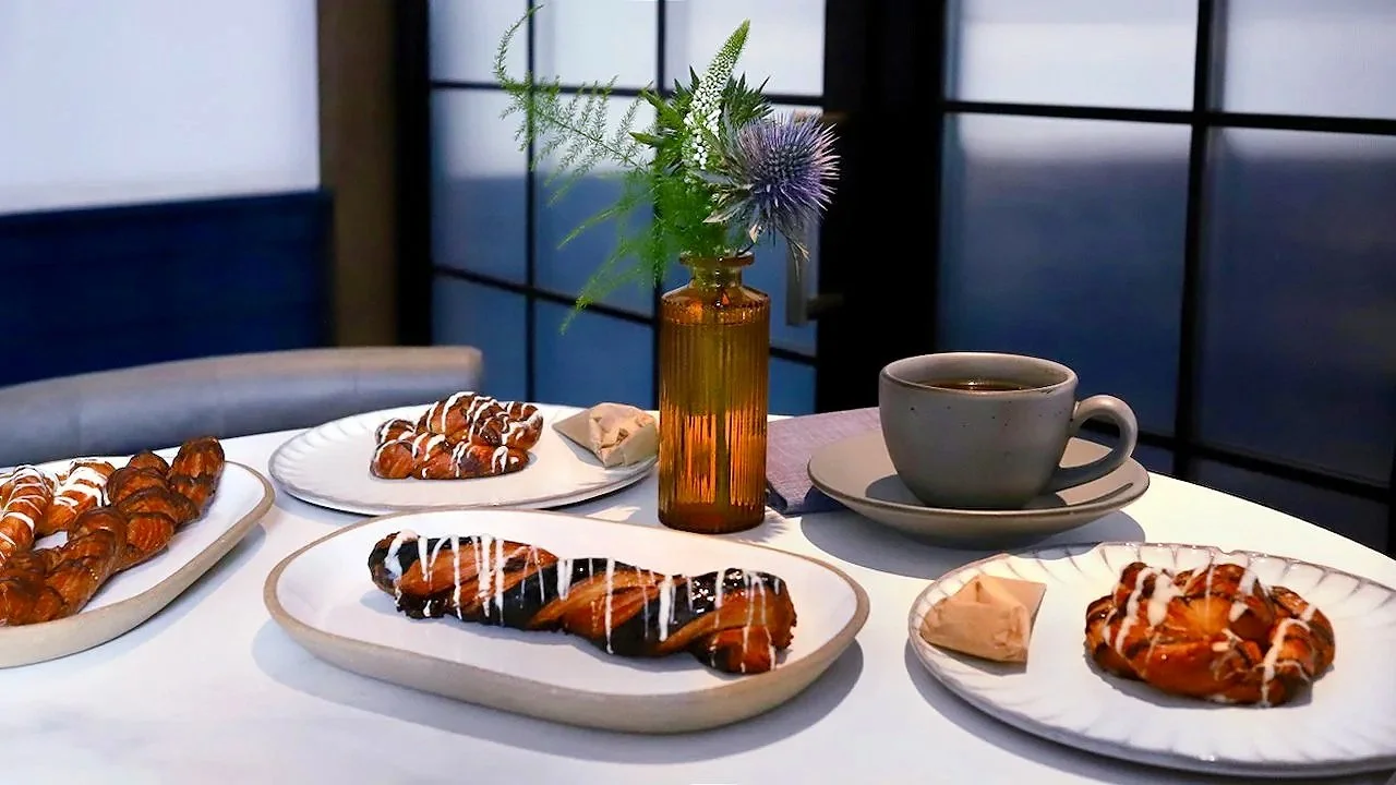 Greywind Chocolate Cardamom Tuxedo Twist