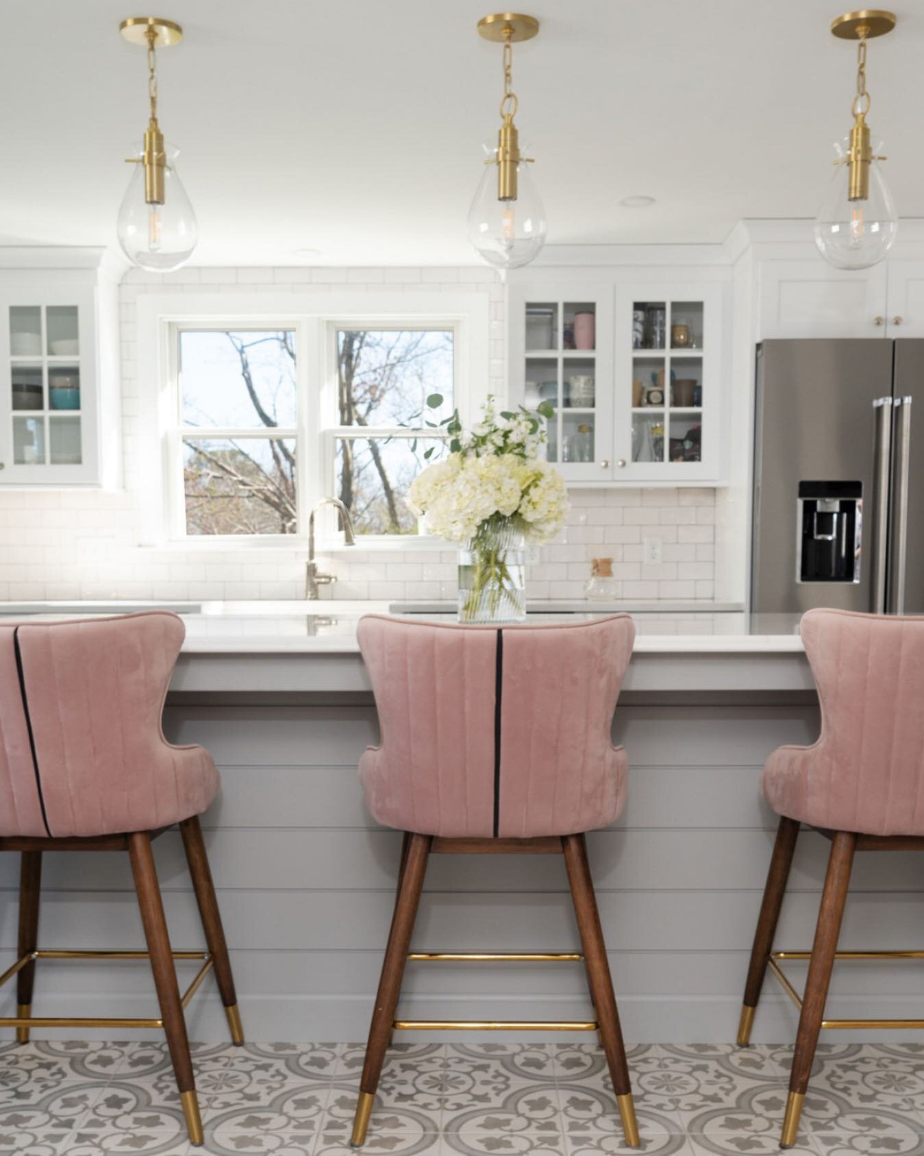 If you're looking to add some color to your all-white kitchen, there are a few ways to make a statement without overwhelming the space.

✨ Colorful counter stools
✨ Statement lighting
✨ Patterned floor tile

Which statement is your favorite? Comment 