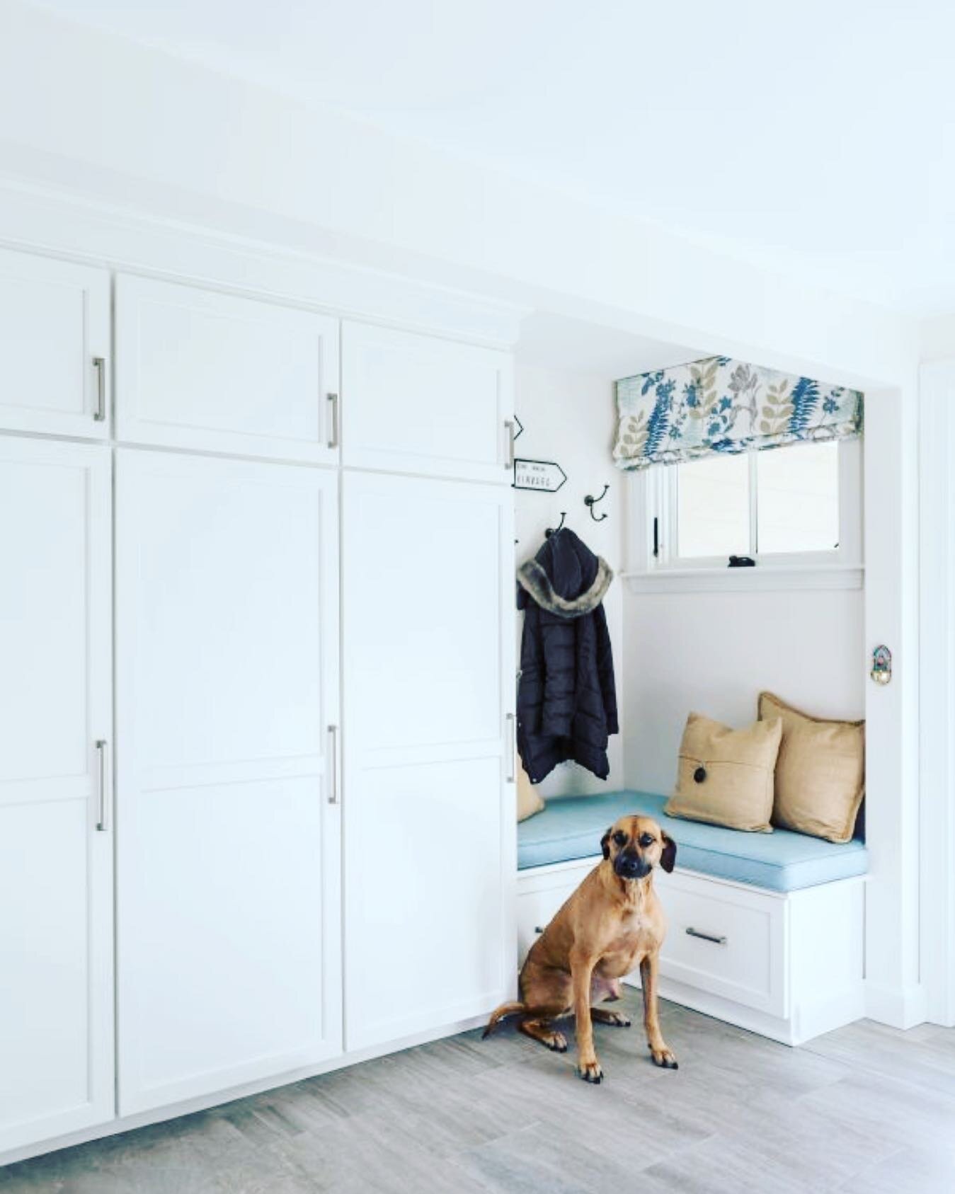 Form and function are equally important when creating a mudroom. That's why we take great care to design spaces that are just as practical as they are beautiful.

Which of these features is at the top of your list?
✨ Doors to hide the clutter
✨ Hooks