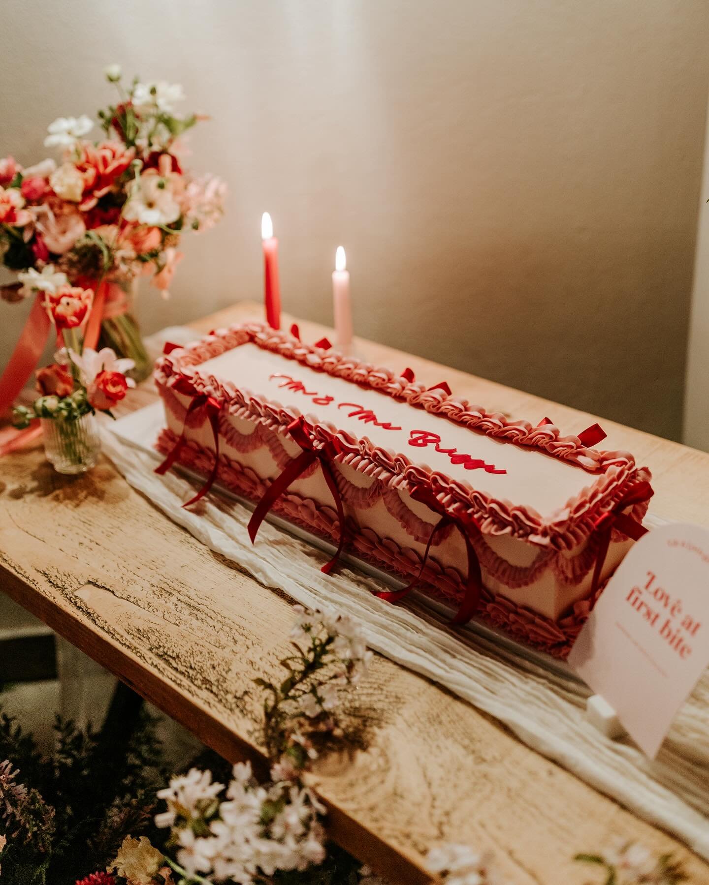 Because the cake deserves the spotlight too - especially when it looks this good😍

Repurposed florals, candlelight glow, and playful signage turned this cake table into a dreamy focal point at Lily &amp; Lewis&rsquo; wedding breakfast. 

Incredible 