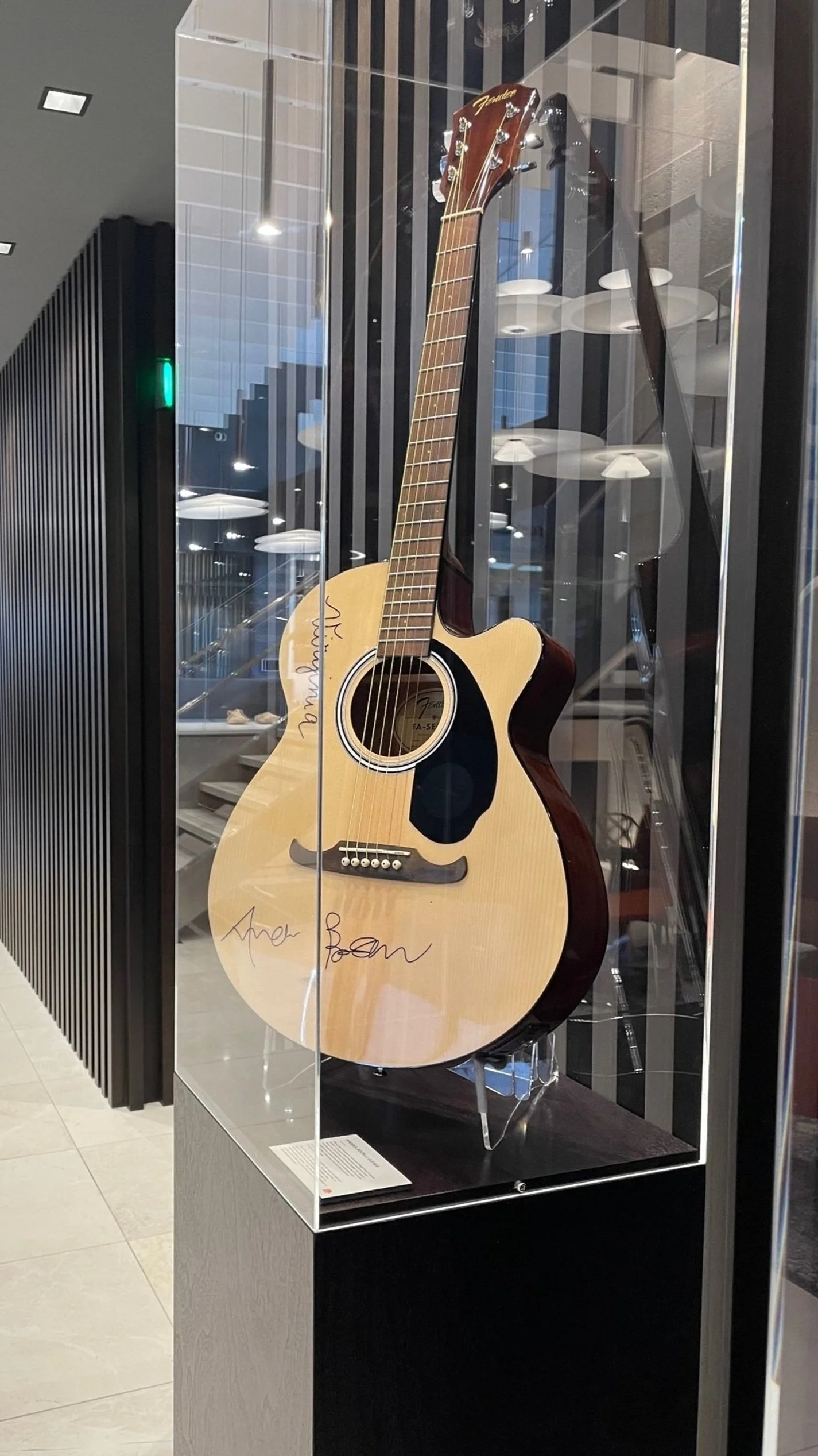 Guitar03.jpg