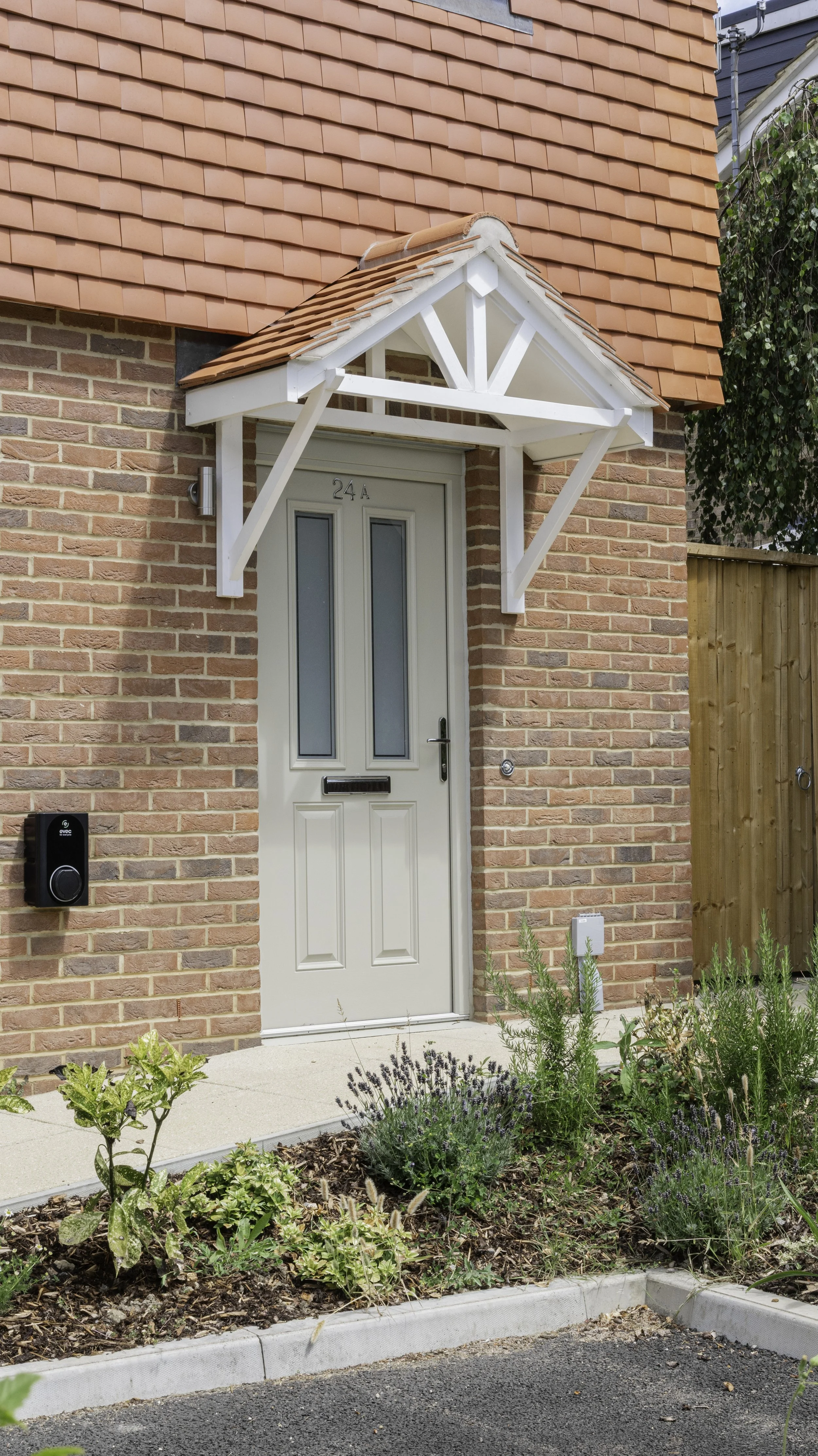 Weatherhill Road, Smallfield - External - Ahead Agency-8.jpg