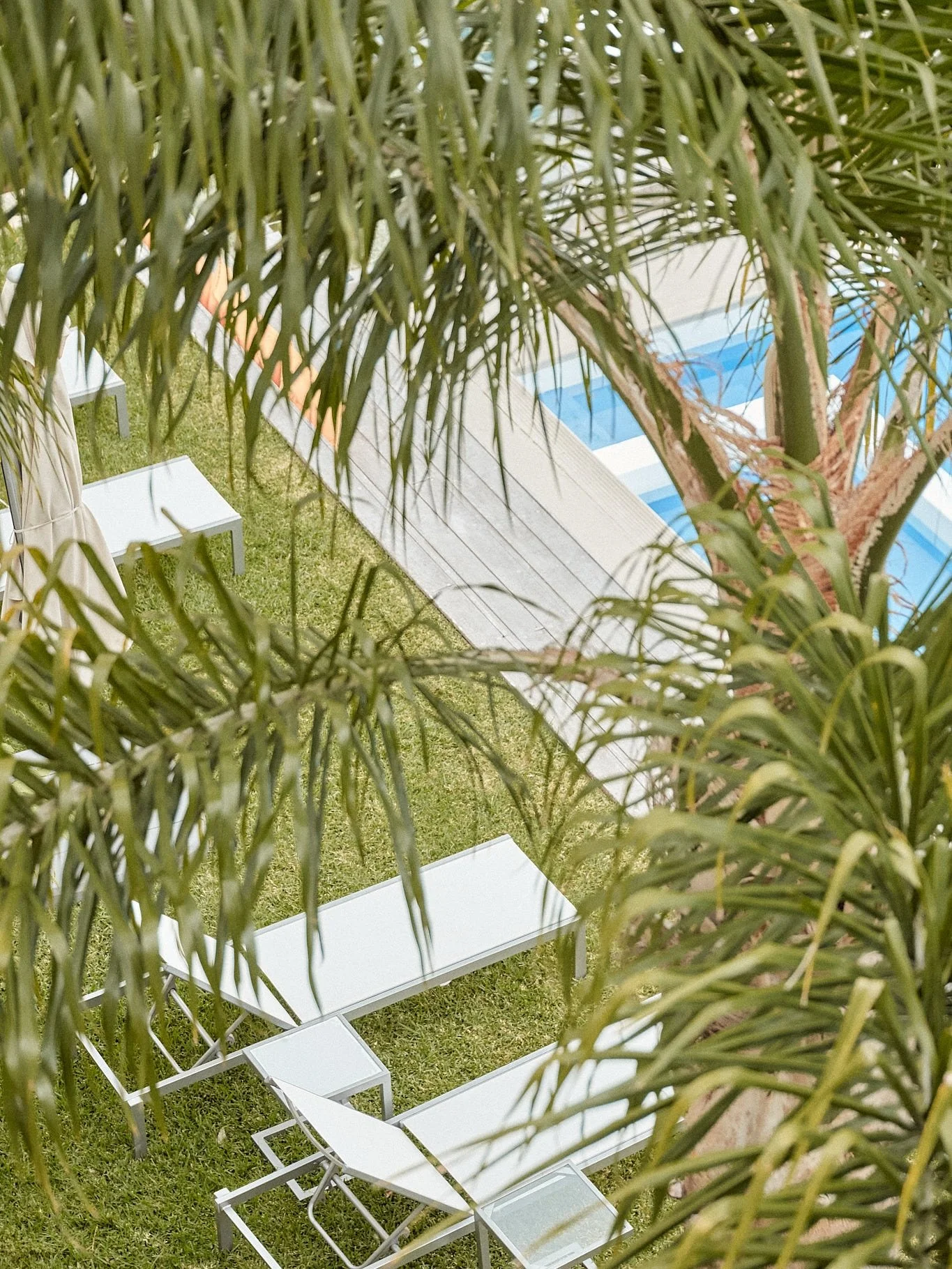 POV you check into Hillcrest. Are you heading poolside or courtside to kick off your weekend? 🌊🍸