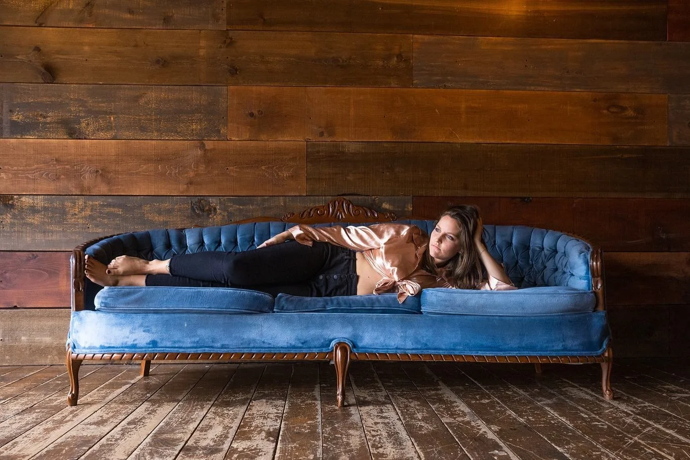 If you look close enough, you can see just how perfectly @leah430&rsquo;s eyes match the color of this couch 🤌🏼

📍 @fdphotostudio_ny 
assist: @lizonious