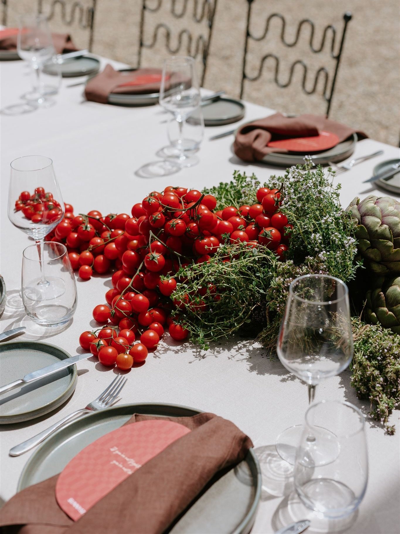 SUNNYSIDE ESTATE 🍸🫒
A beautiful day in the Mornington Peninsula sunshine for @sunnysideestate.events 

Overflowing lemons, custom cocktails, an outdoor family feast and the smell of garden herbs and freshly baked bread. The perfect way to spend the