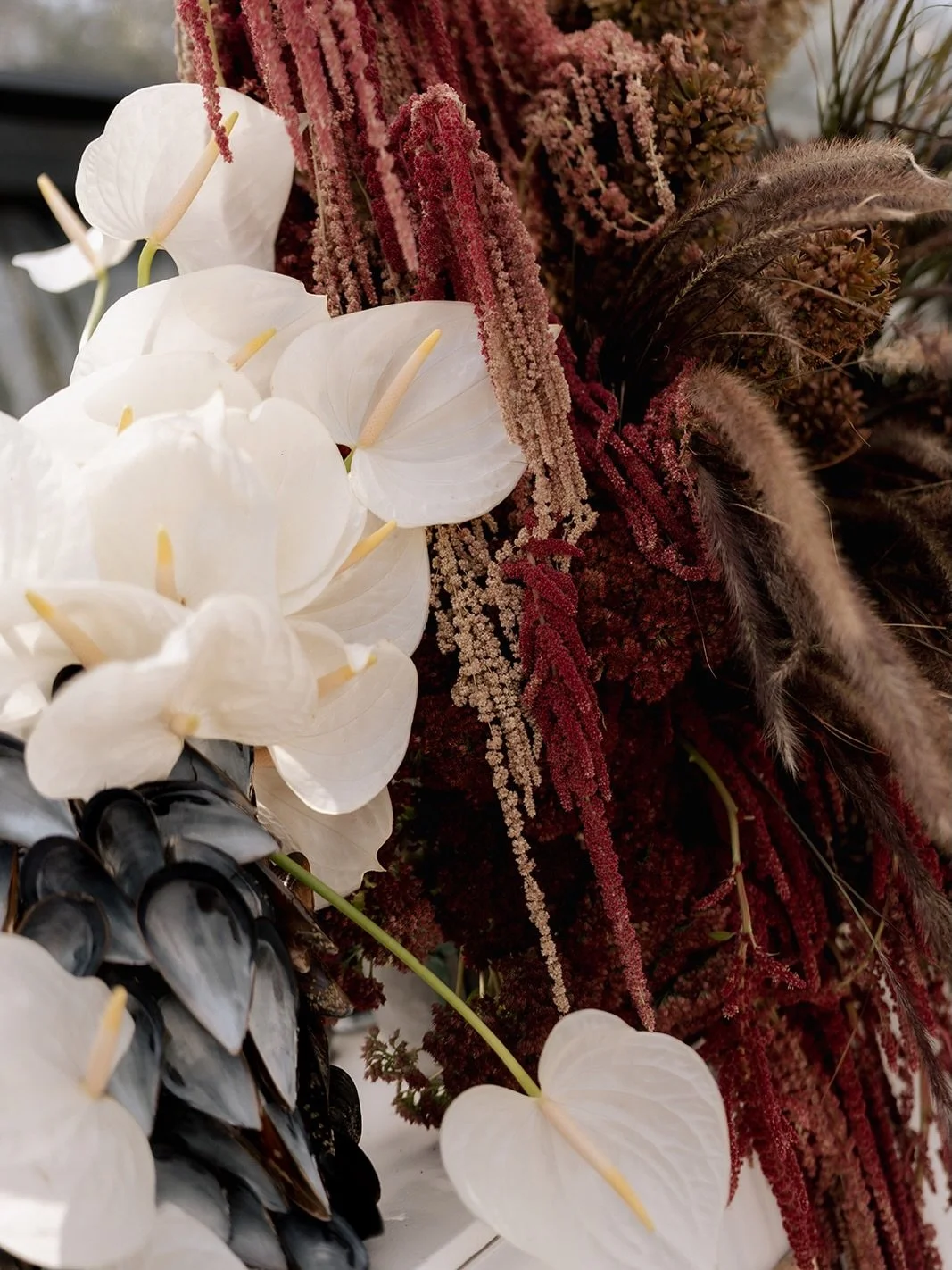Where the tide meets the garden 🌊
A modern coastal design, inspired by the landscape of the Mornington Peninsula.

Together with ~
@samanthaelizabethphotography 
@tweedtwigs 
@firecrackerevent 
@social.eventhire 
@tablearteventhire 
@smadadesignandp