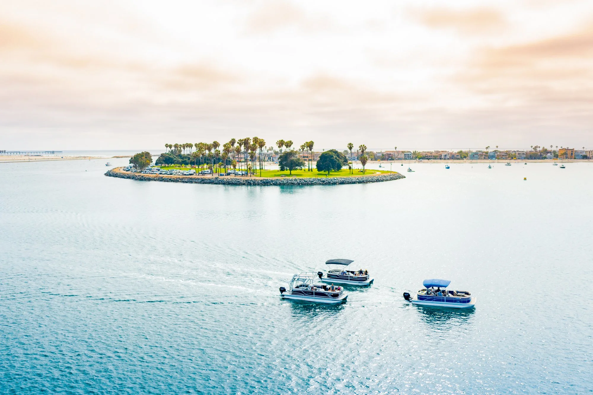 When the flying V shot is easy breezy on Mission Bay 🌊

The team is booking Fall shoots now... DM us for more info!

#pontoonboat #pontoonlife #sandiego #visitsandiego #productionteam #contentproduction #creativeagency #videographers #photographers 