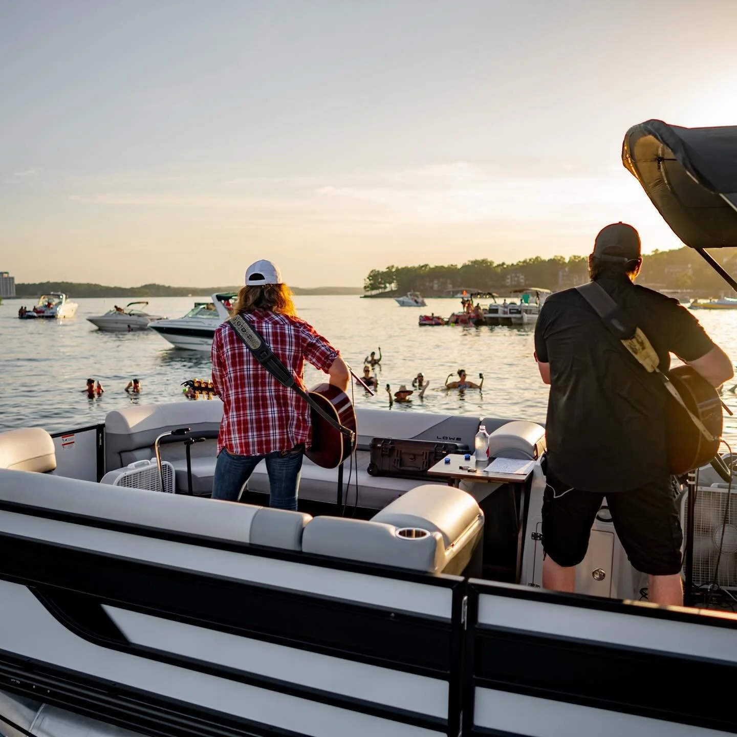 Reminiscing about the Summer of Lowe tour and filming Rodney Atkins jam on a pontoon! 
.
.
.
We&rsquo;re booking Fall shoots now&hellip; DM us for more info and let&rsquo;s work together! 

#loweboats #rodneyatkins #sailfishagency #contentcreation #v