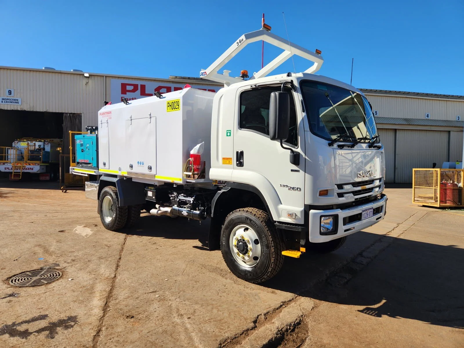 Isuzu FTS139-260 4x4 Service Trucks