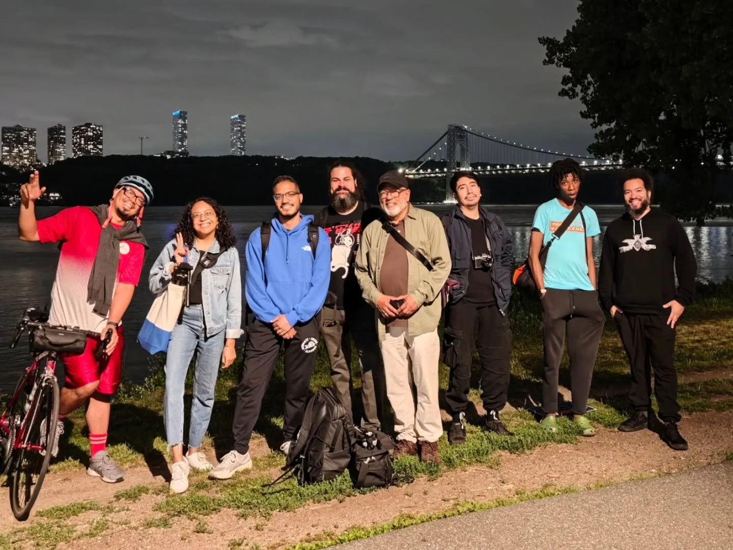 Thanks to everyone that came out to our latest pop-up meeting. We came out to watch some #fireworks that were supposed to take place around the #georgewashingtonbridge but those never happened.
Pic 3 is Eric talking to 311 trying to figure out more d