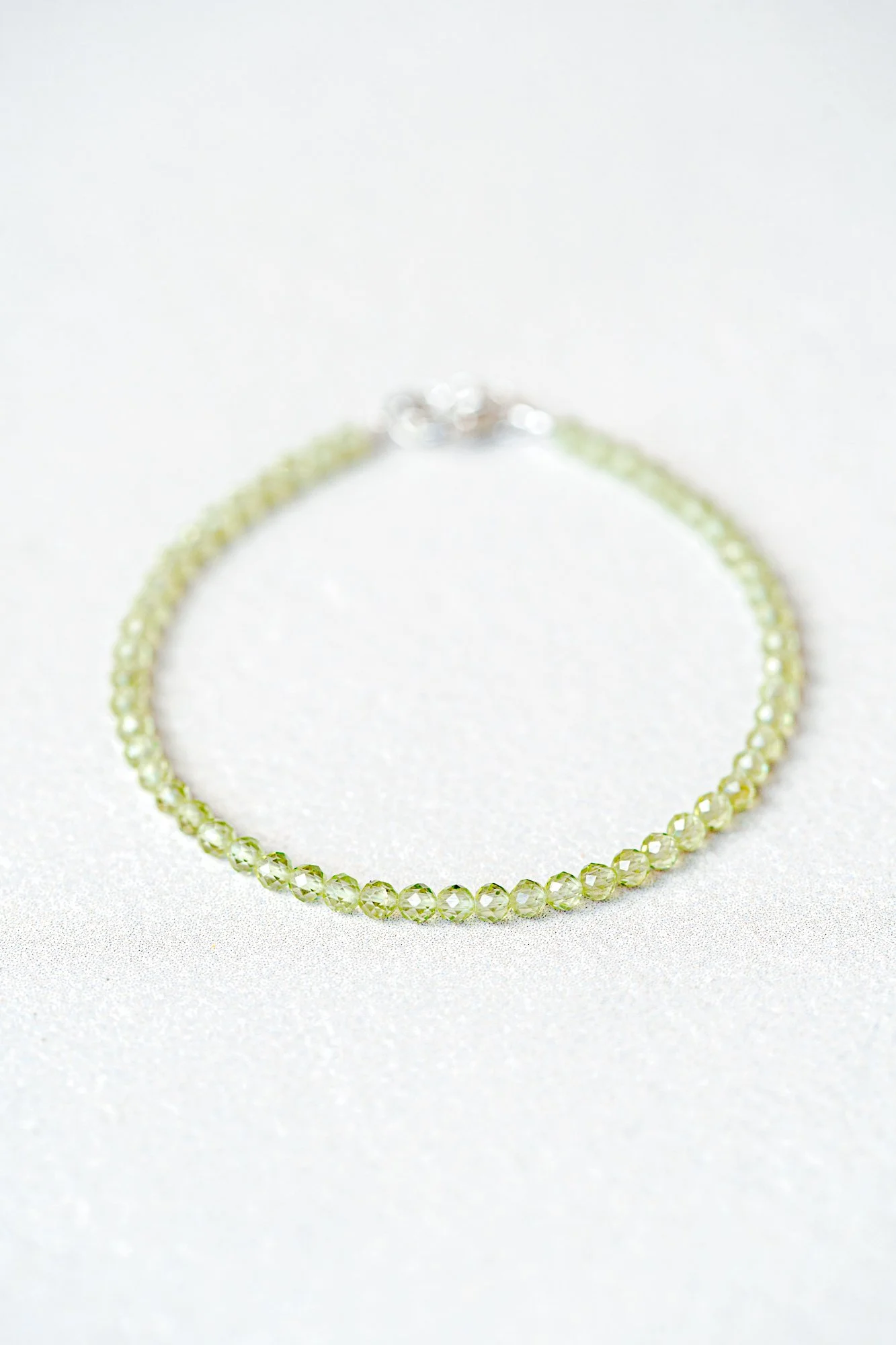 Bracelet fin péridot.jpg
