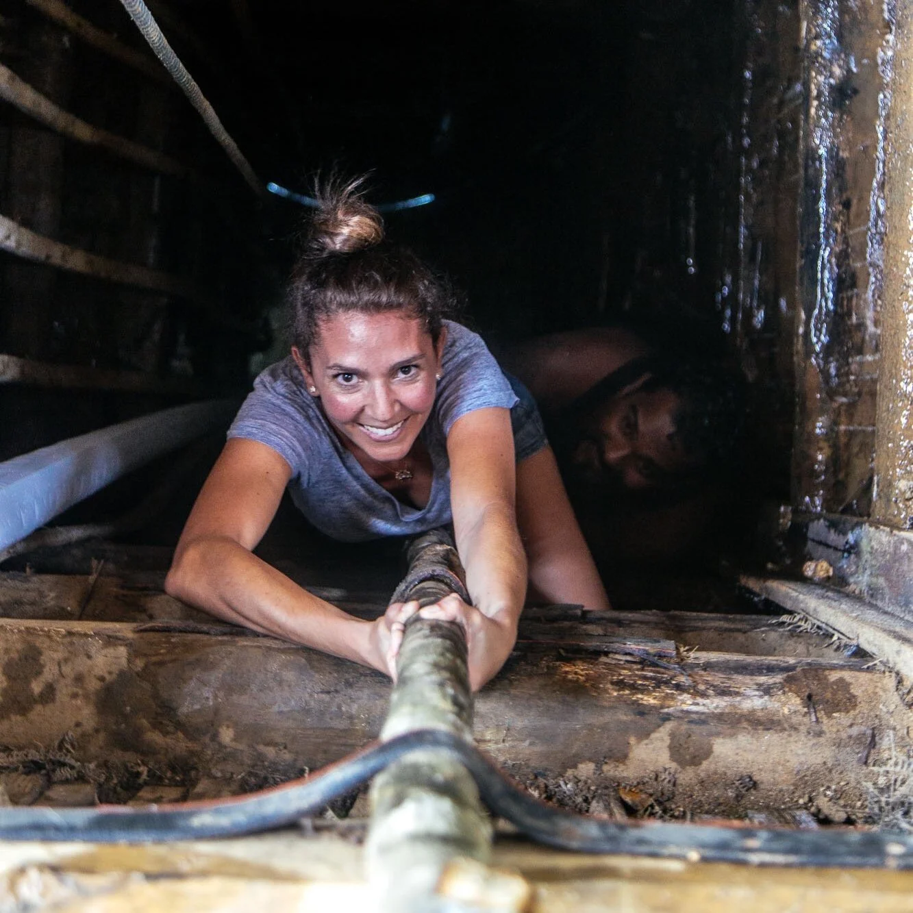 Au Sri Lanka, il m’arrive de descendre dans des mines de Saphirs après la saison des pluies, lorsque le terrain devient glissant et incertain. Des conditions exigeantes, où les risques font partie du métier, mais où la passion guide chaque pas.