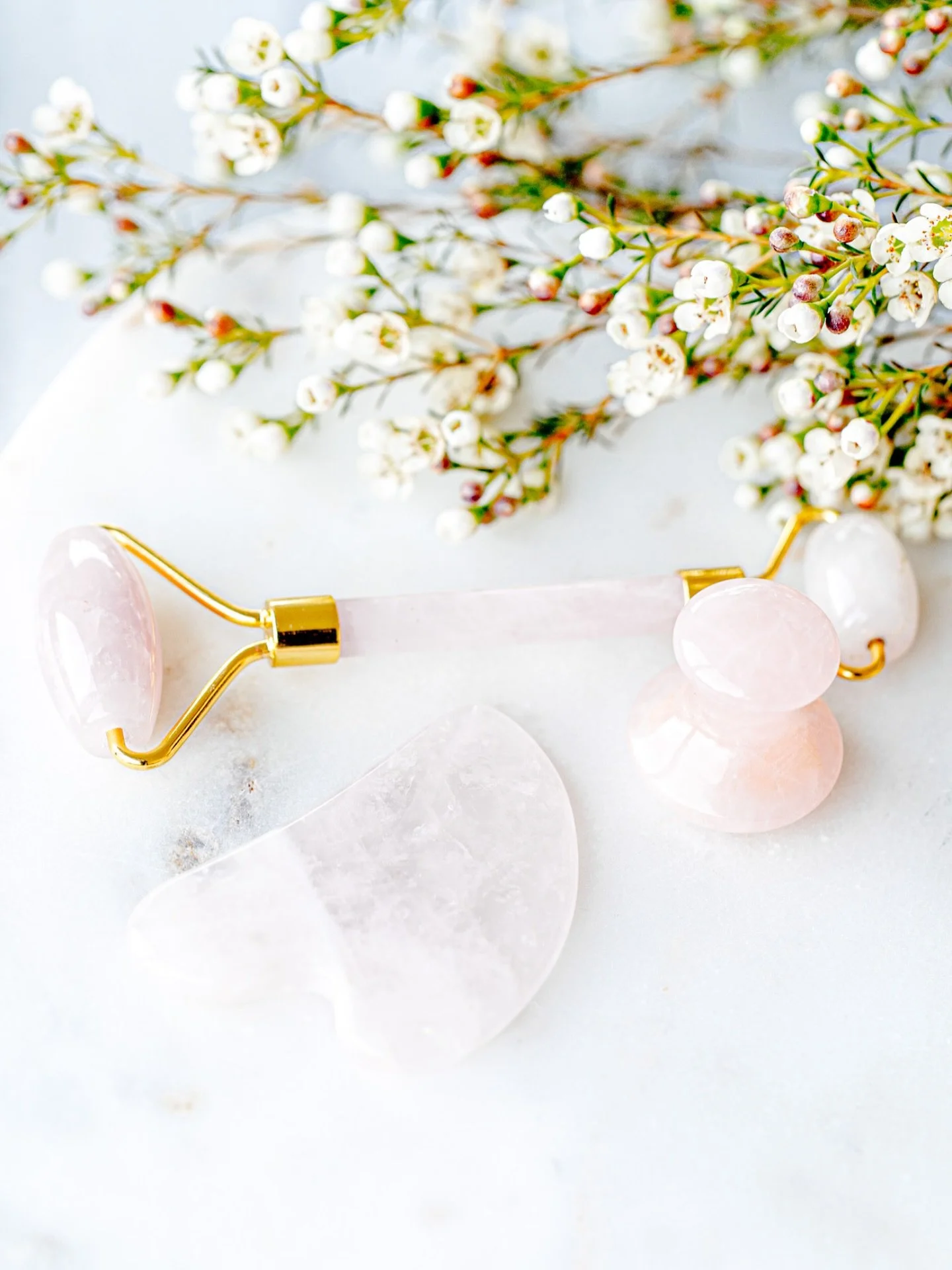 Envie de prendre soin de vous ? 
Les Gua-Sha, Rollers et Mushrooms sont des outils de beaut&eacute; inspir&eacute;s des rituels asiatiques ancestraux, con&ccedil;us pour prendre soin du visage en douceur 🌸

Le Gua-Sha est une pierre plate qui s&rsqu