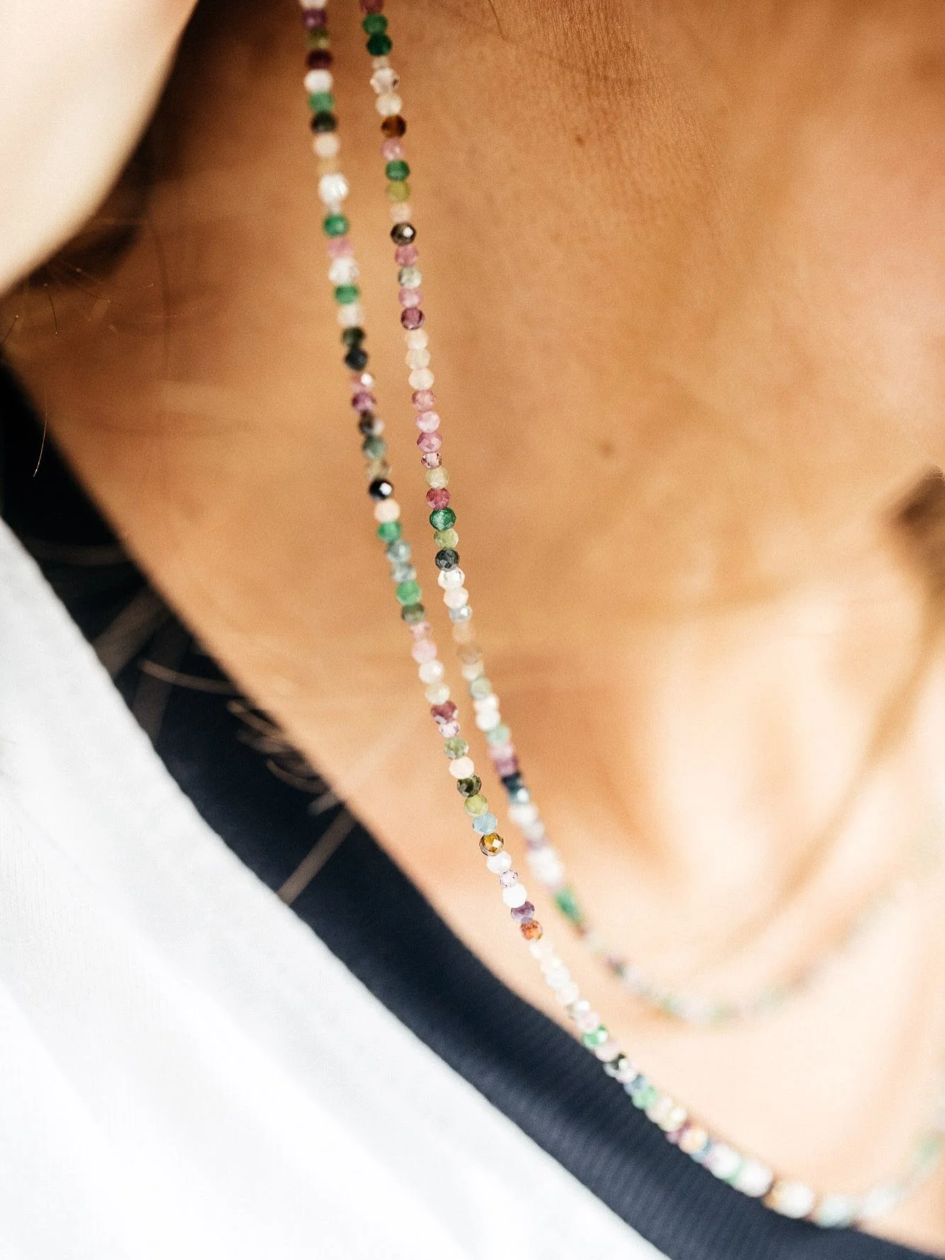 Ce collier r&eacute;unit plusieurs pierres aux couleurs et &eacute;nergies diff&eacute;rentes, cr&eacute;ant un v&eacute;ritable arc-en-ciel de vibrations : protection, stabilit&eacute;, douceur, ancrage, clart&eacute;, intuition, vitalit&eacute; et 