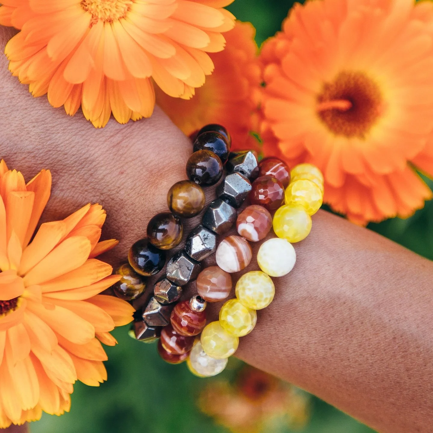 C&rsquo;est une question qu&rsquo;on me pose tr&egrave;s souvent &agrave; la boutique : Faut-il porter son bracelet &agrave; gauche ou &agrave; droite ?

Chaque main a son langage &eacute;nerg&eacute;tique : 
🪬La main gauche, connect&eacute; &agrave