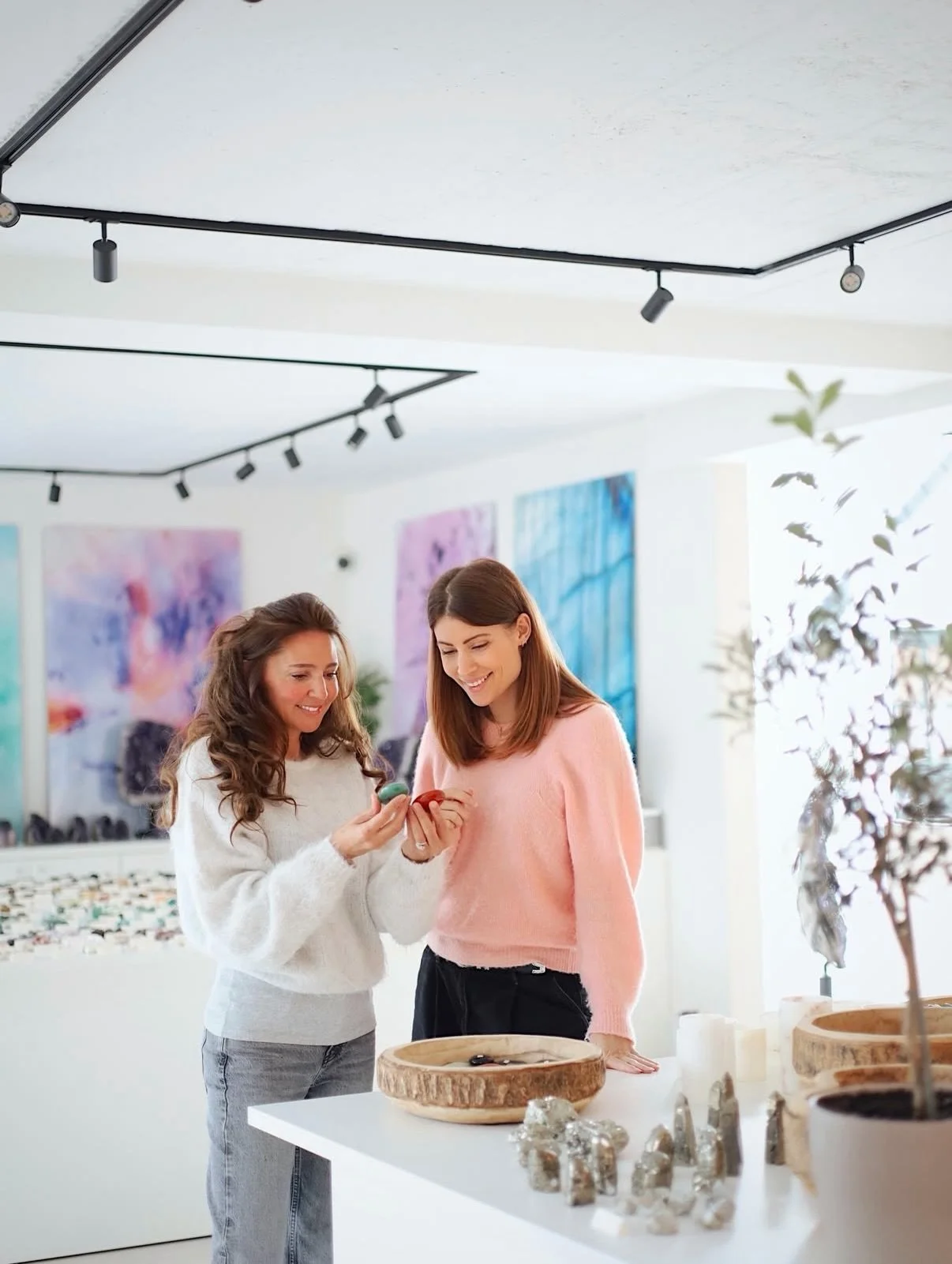 Elle n&rsquo;a pas simplement cr&eacute;&eacute; une collection de bougies : elle a construit un univers. Apr&egrave;s des mois d&rsquo;essais et de recherches @silentjill a imagin&eacute; @yashihome_  o&ugrave; se rassemblent douceur, po&eacute;sie 